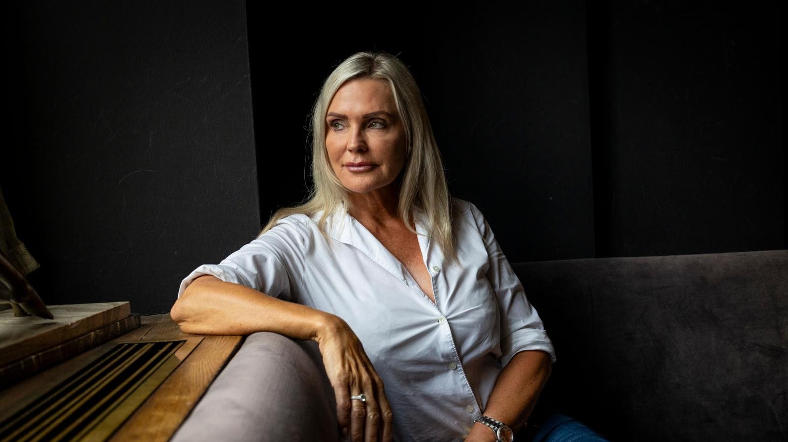 Janni Ree tror ikke på, at Karsten Ree ikke har et forhold til den mystiske afrikanske kvinde, som hun tidligere har beskyldt ham for at være sammen med.