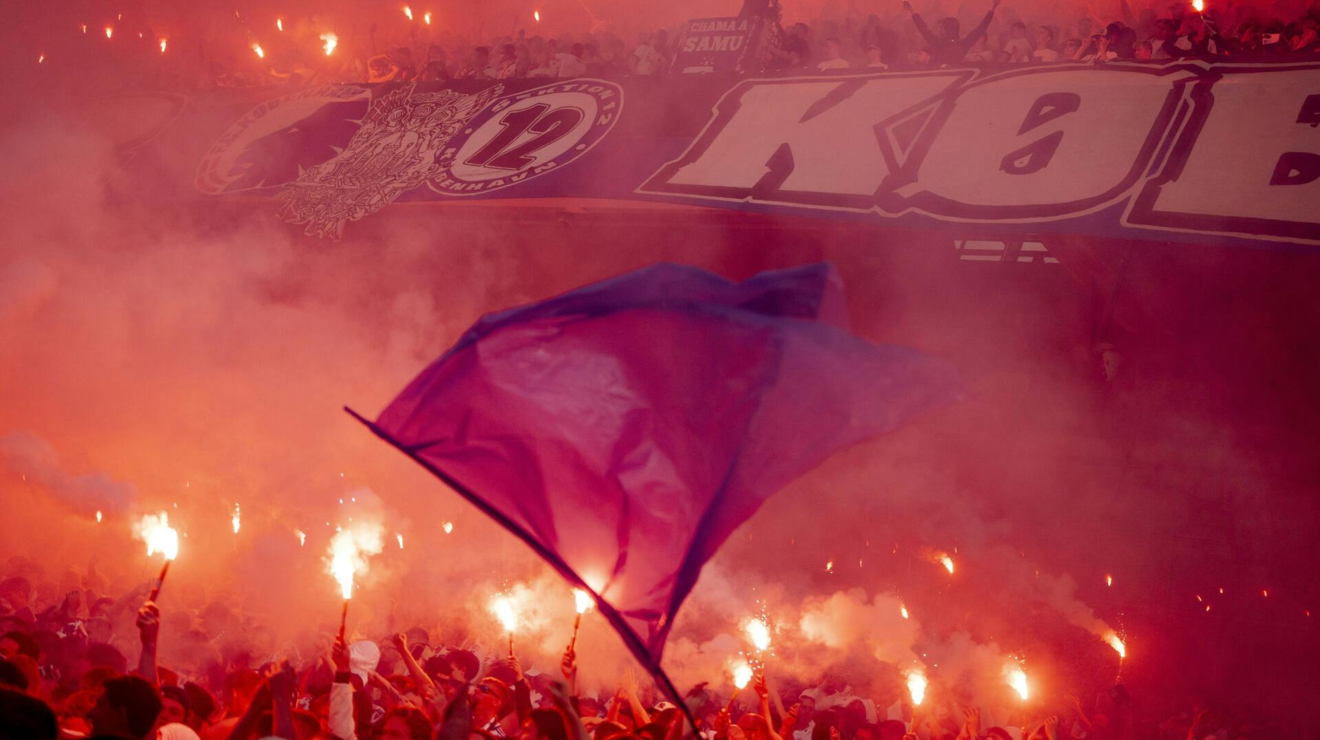 Sådan så det ud under derbyet mellem FC København og Brøndby IF som FCK vandt med 3-1. Men nu får brugen af pyro konsekvenser for FCK, da Fodboldens Disciplinærinstants har pålagt klubben, at man skal lukke Nedre Sektion 12 til næste hjemmekamp mod AaB.