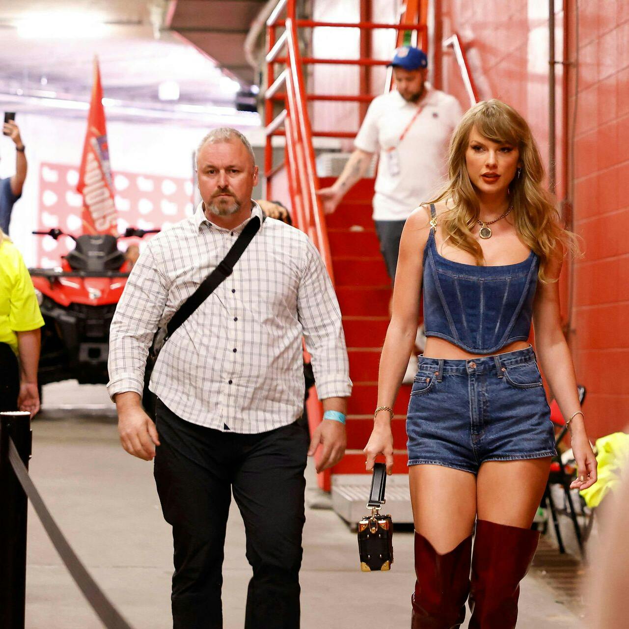 Taylor Swift ankommer til GEHA Field på Arrowhead Stadium i Kansas City, Missouri den 5. september.