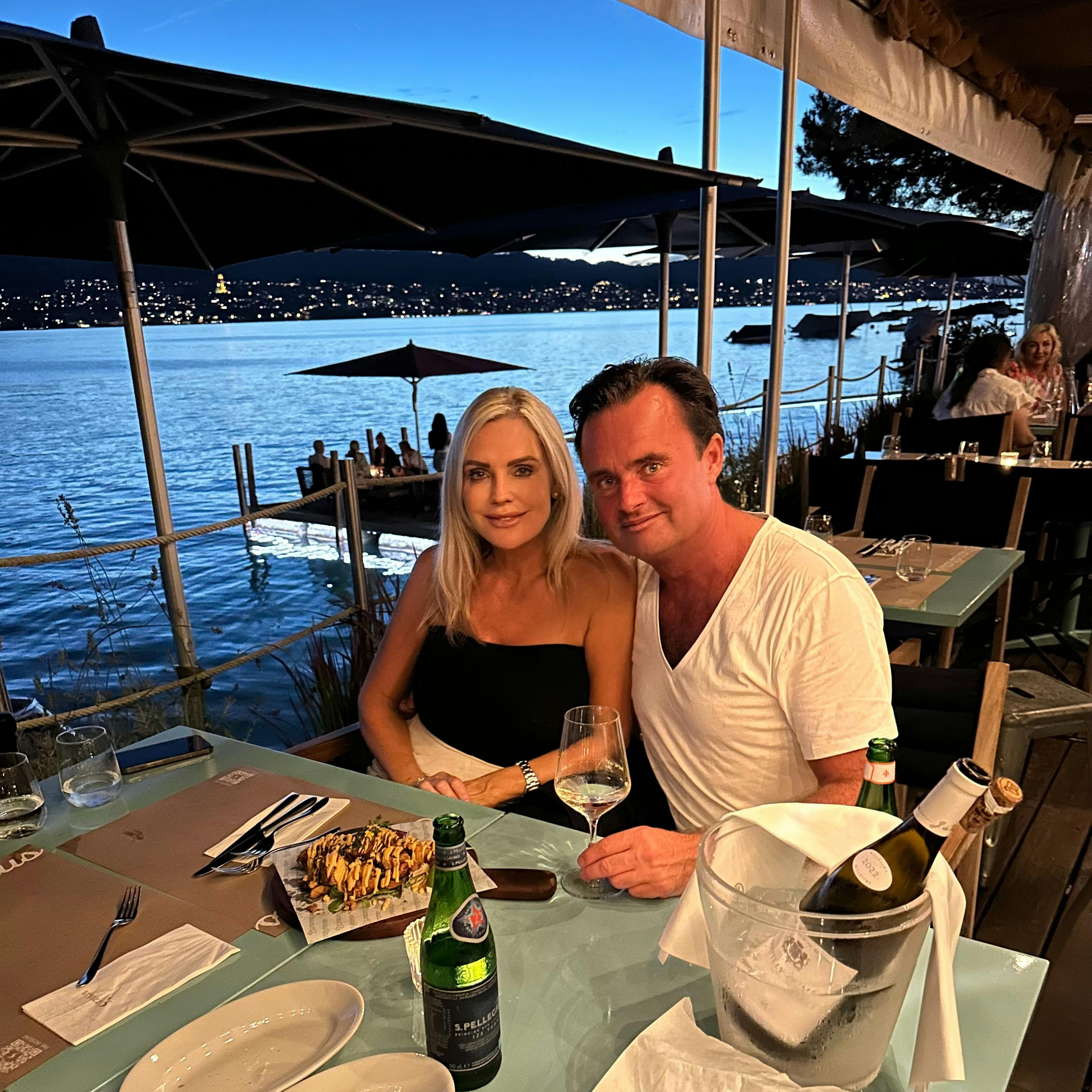 Fredag aften hyggede Janni og Jeppe sig over en god flaske og lækker mad.