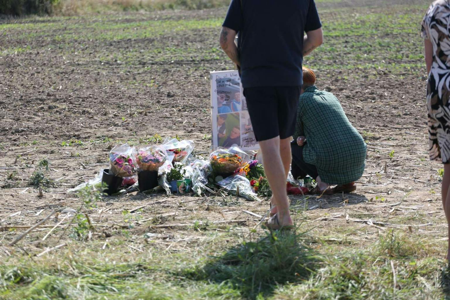 Lokalsamfundet er i chok efter trafikdrabet - her mindes de den unge mand på stedet, hvor han natten til fredag døde.