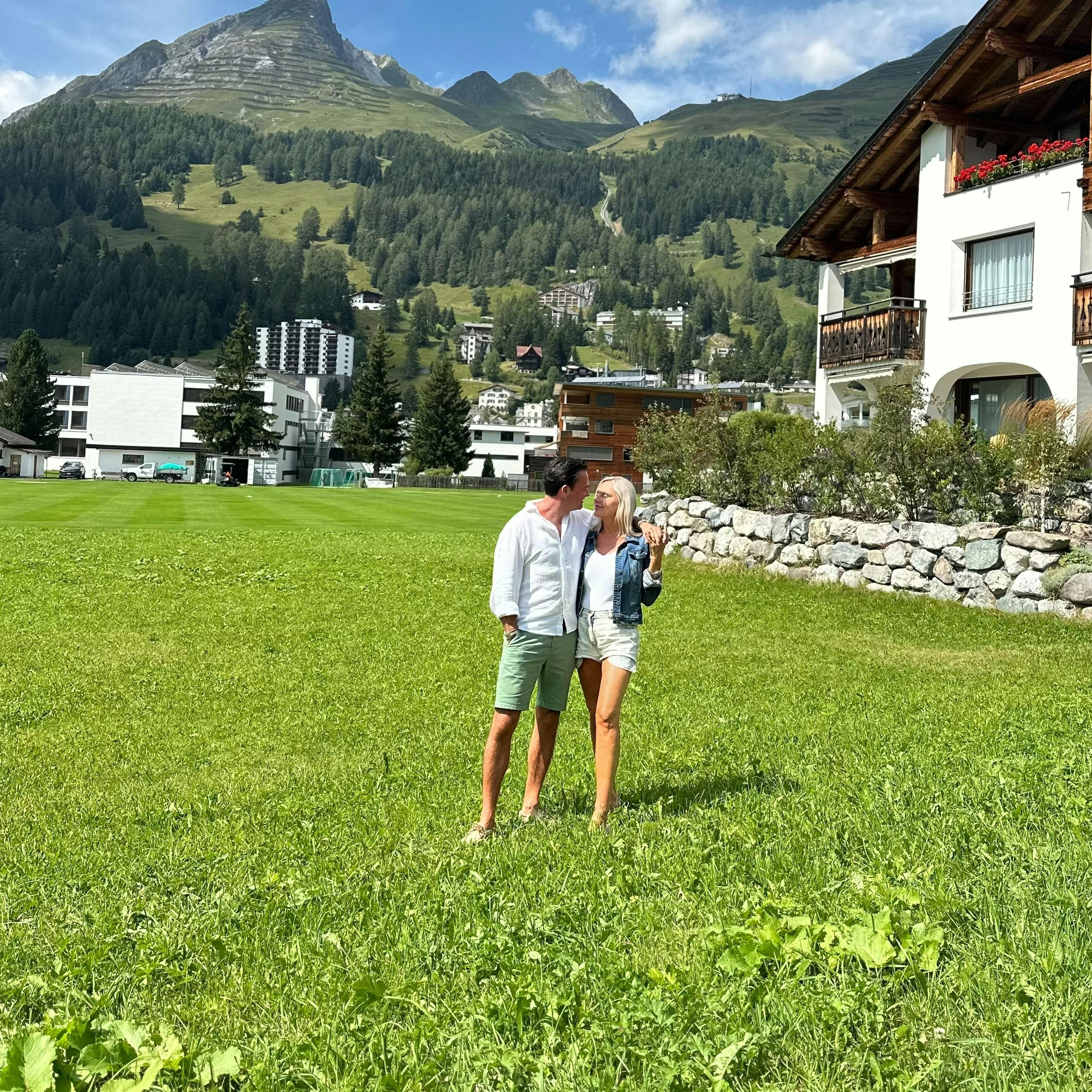 Fredag var Janni og Jeppe tilbage i Schweiz. Og det er tydeligt, at kærligheden har fået fat i dem begge.