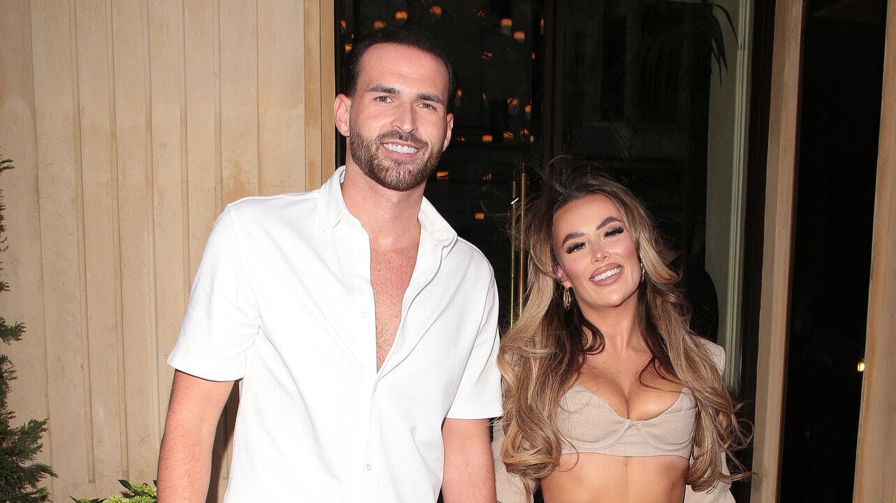 Ronnie Vint og Harriett Blackmore mødte hinanden i "Love Island UK". Men efter at have givet forholdet et forsøg uden for datingprogrammet, er de nu fortid.