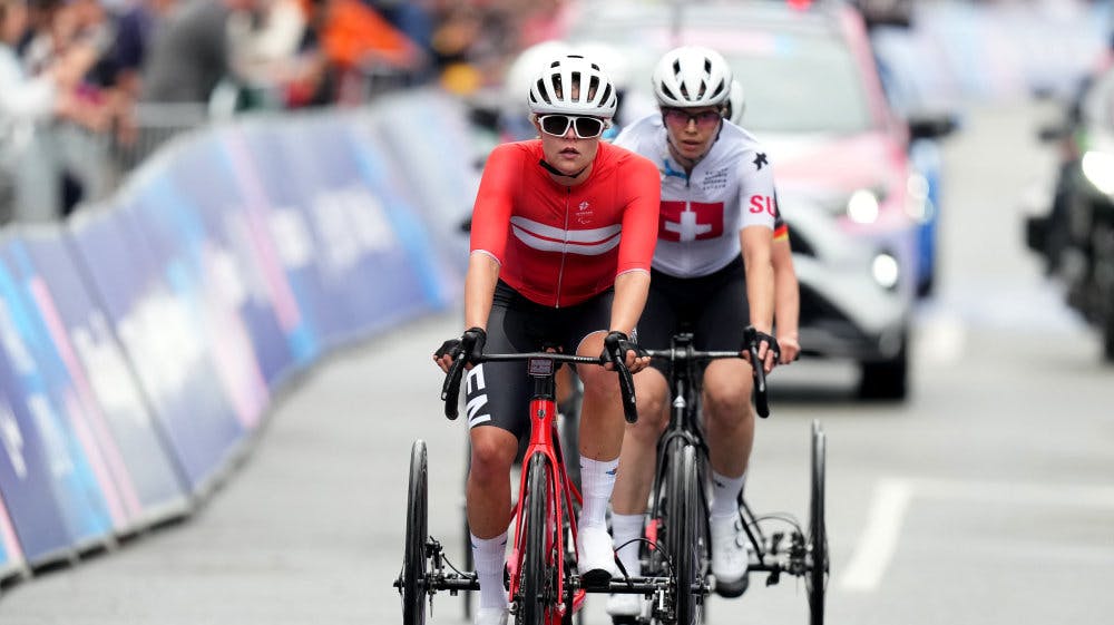 Rytterne i Emma Lunds klasse kører på cykler med tre hjul.