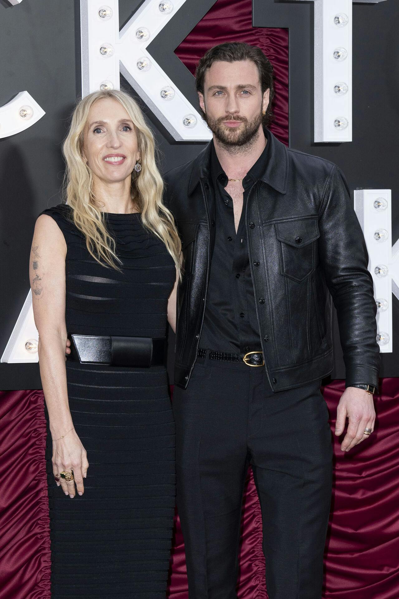 Sam Taylor-Johnson er 57 år og Aaron Taylor-Johnson er 34 år.
