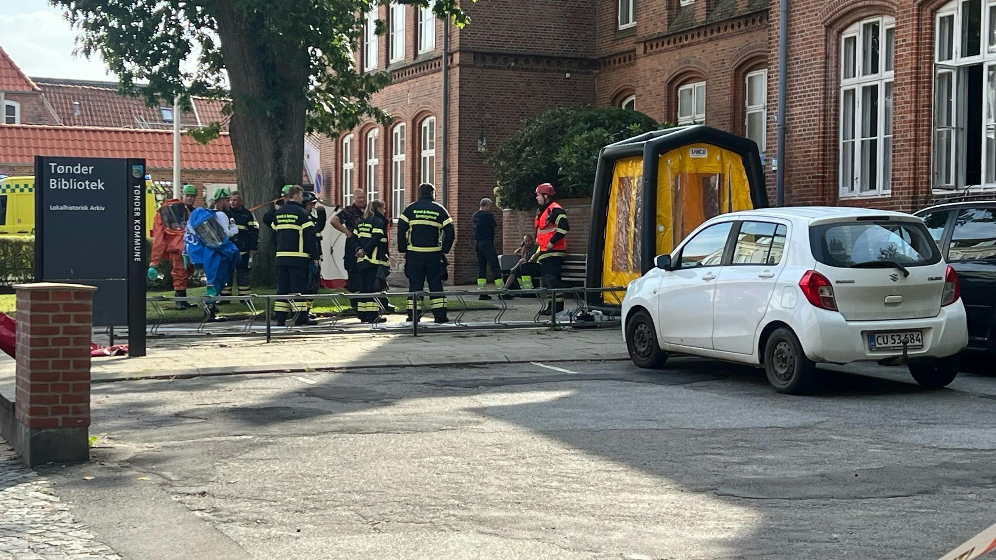 Et kemishow på Tønder Bibliotek lørdag eftermiddag gik galt. Både børn og en 22-årig mand er kommet til skade. Den 22-årige mand, som var med til at udføre showet, er dog uden for livsfare.