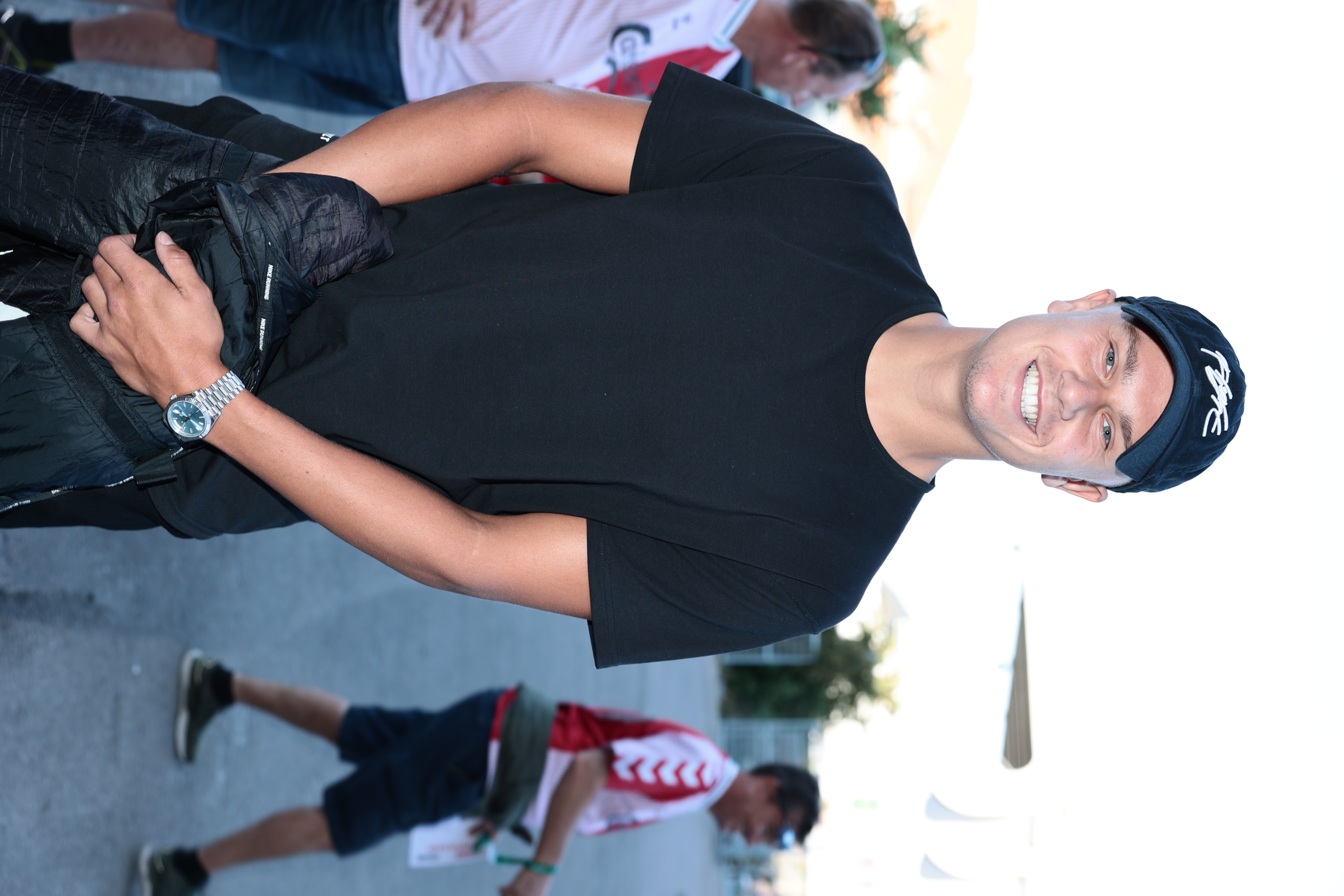 Den altid hårdtarbejdende tennisstjerne Holger Rune har søndag aften skiftet sit fokus fra tennisbolde til fodbolde.