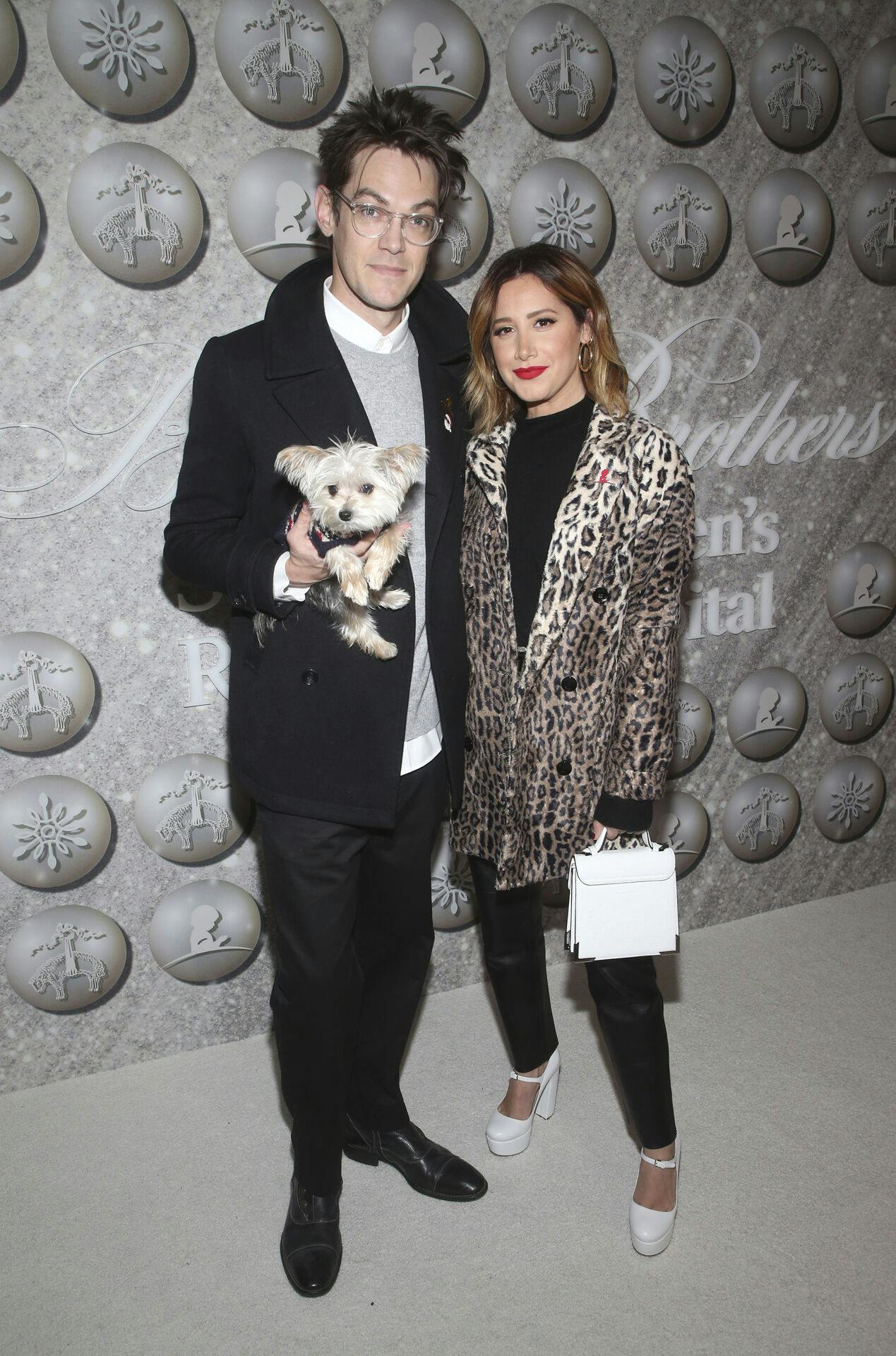 Ashley Tisdale med partneren Christopher French, som hun nu deler to børn med.