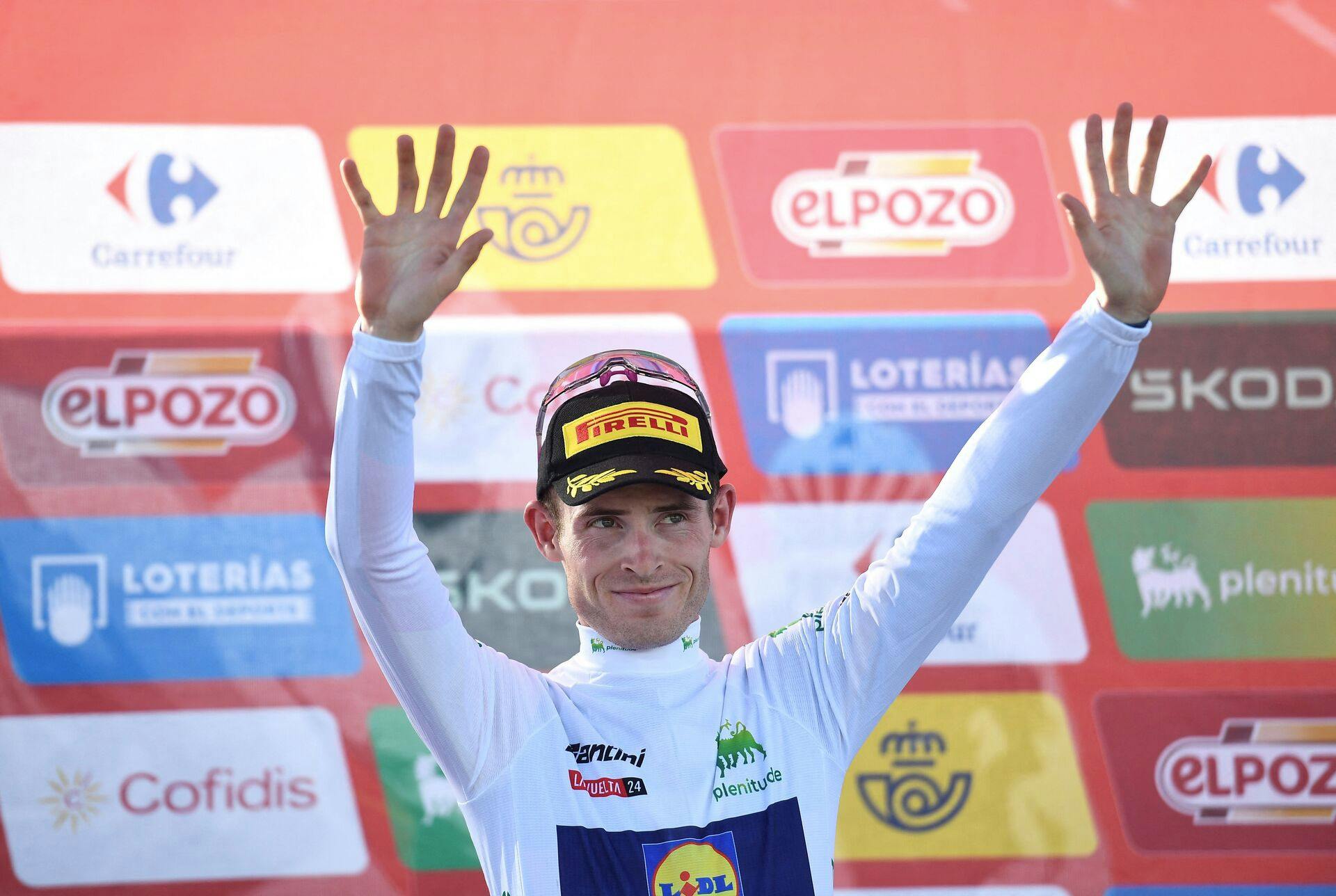 Mattias Skjelmose vinder ungdomstrøjen i Vuelta a España, som blev vundet af Primoz Roglic. Skjelmose blev samlet nummer fem i løbet.