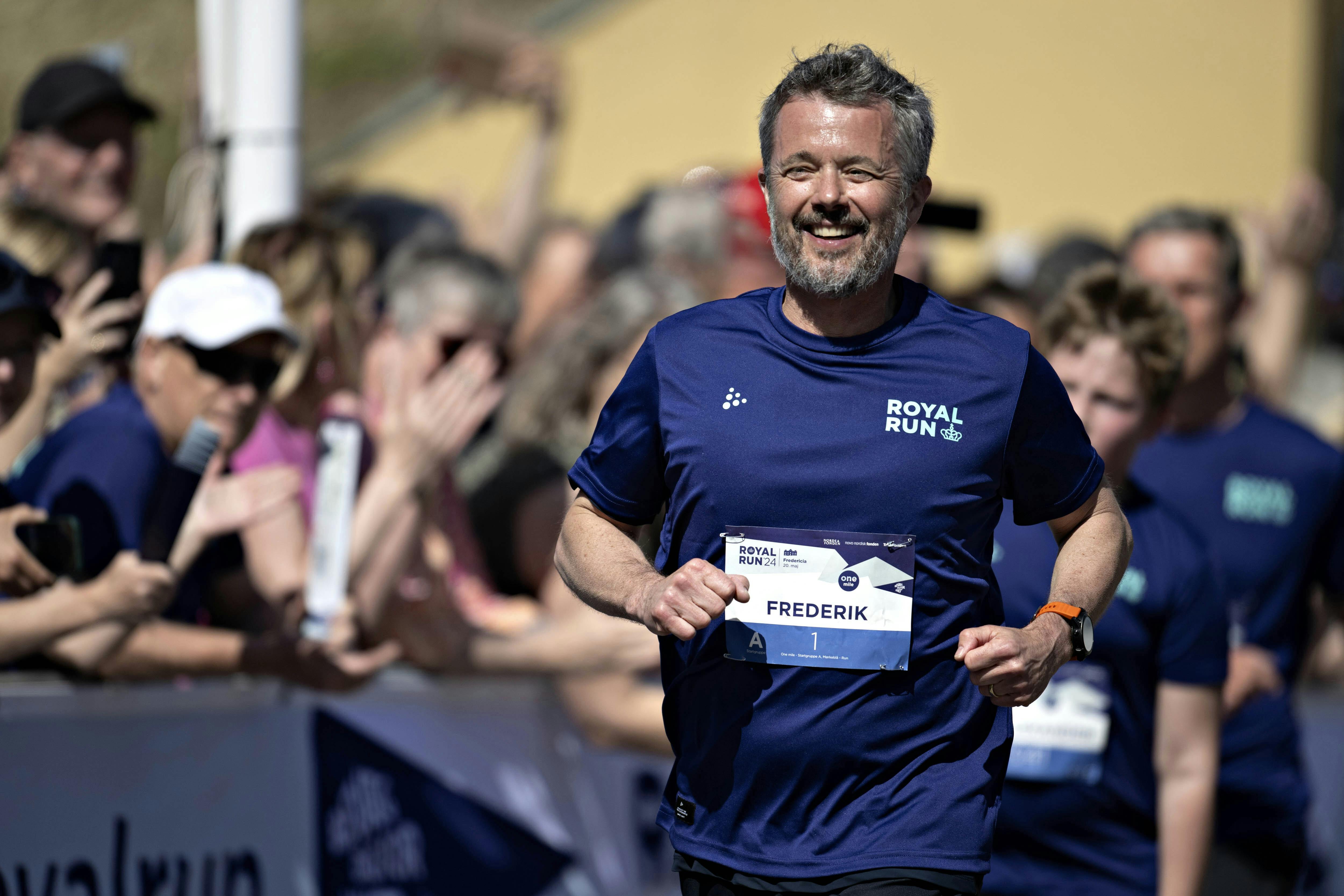 Kong Frederik X kommer i mål ved Royal Run i Fredericia. Foto: Michael Bager