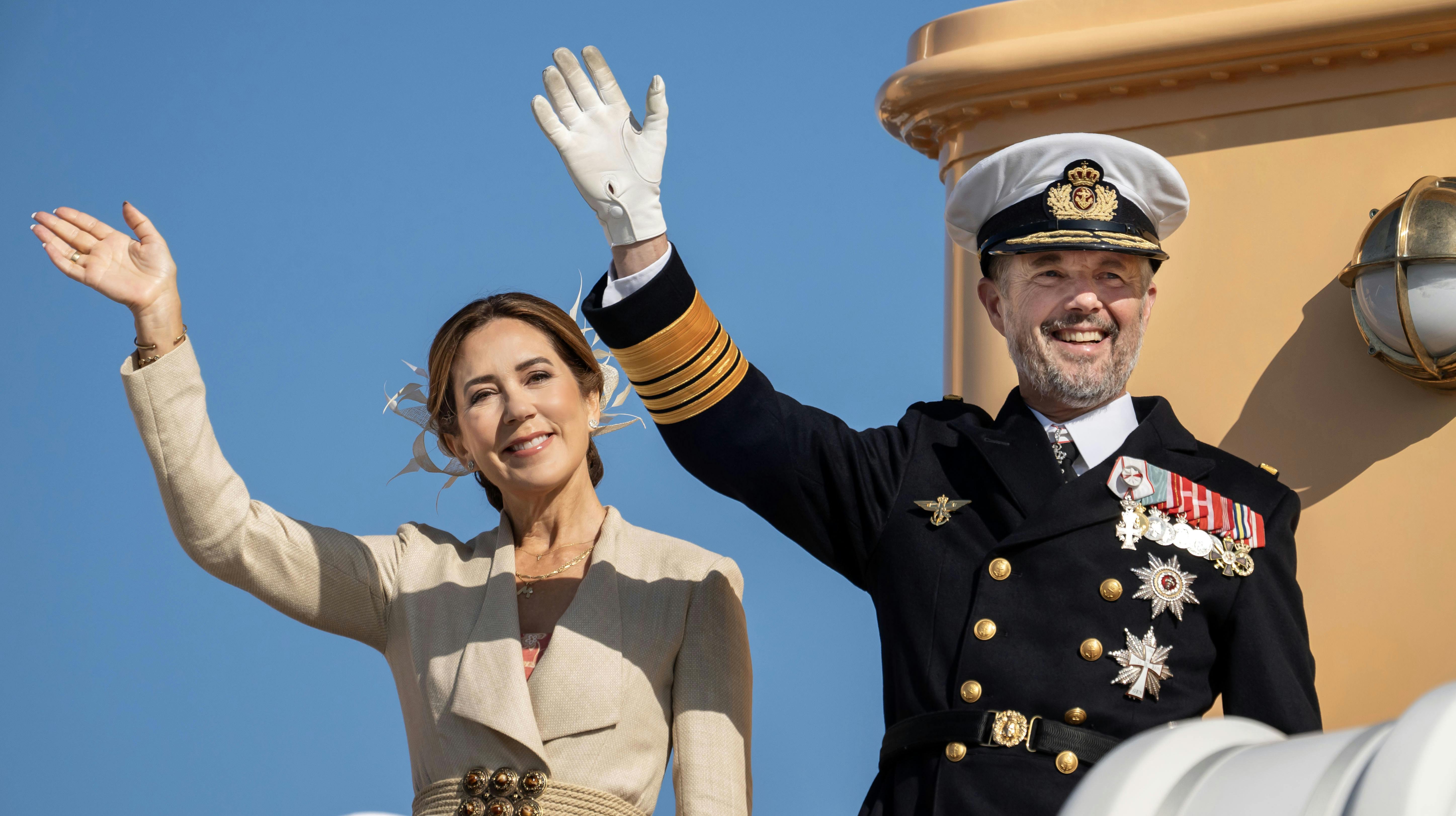 Kongefamilien har på et halvt år med deres brug af Kongeskibet Dannebrog udledt mere Co₂ end 50 danskere gøre på et helt år.