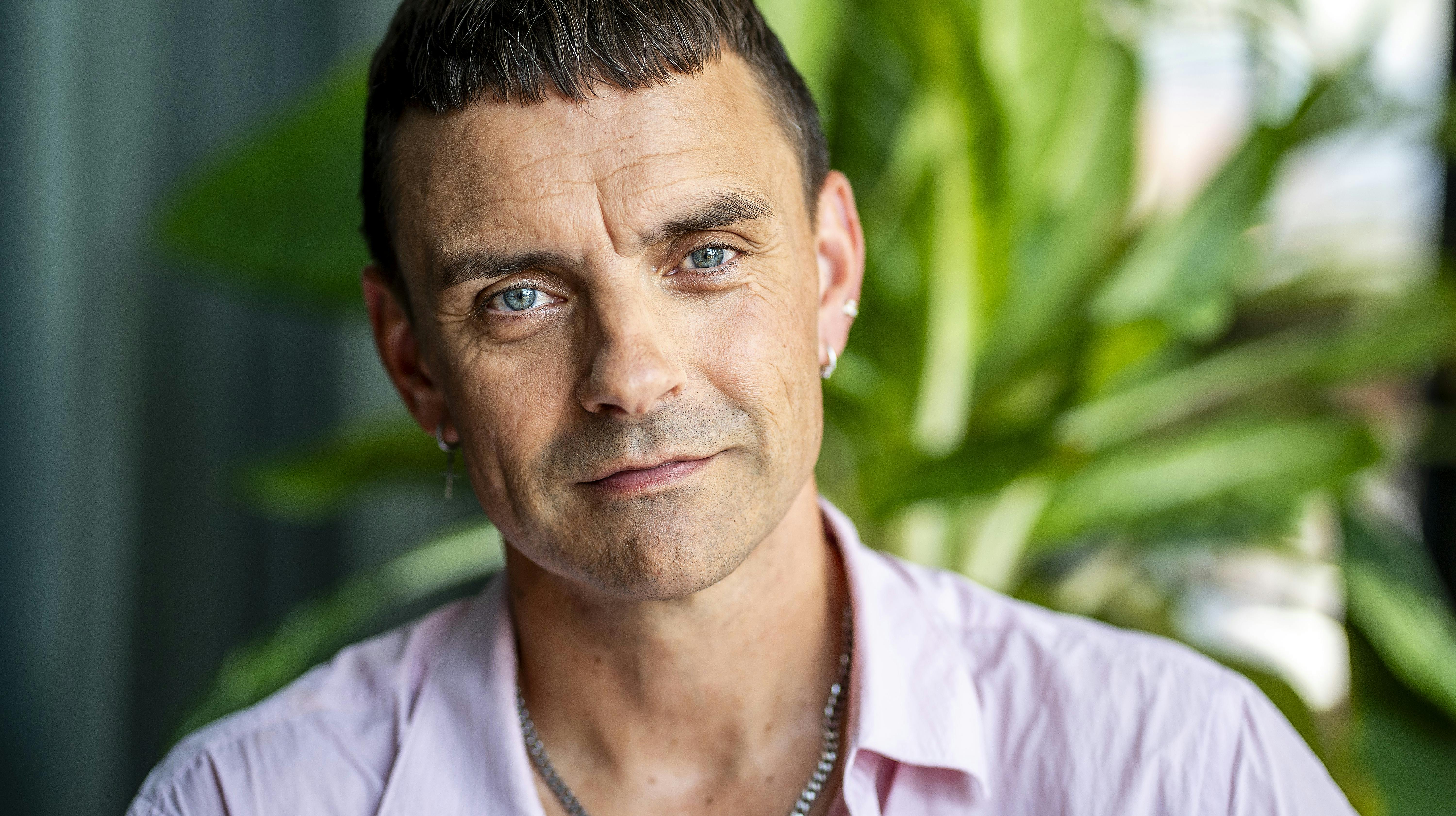 Simon Kvamm blev forelsket i en anden og flyttede ud for en periode, afslører hans kone i en ny bog.