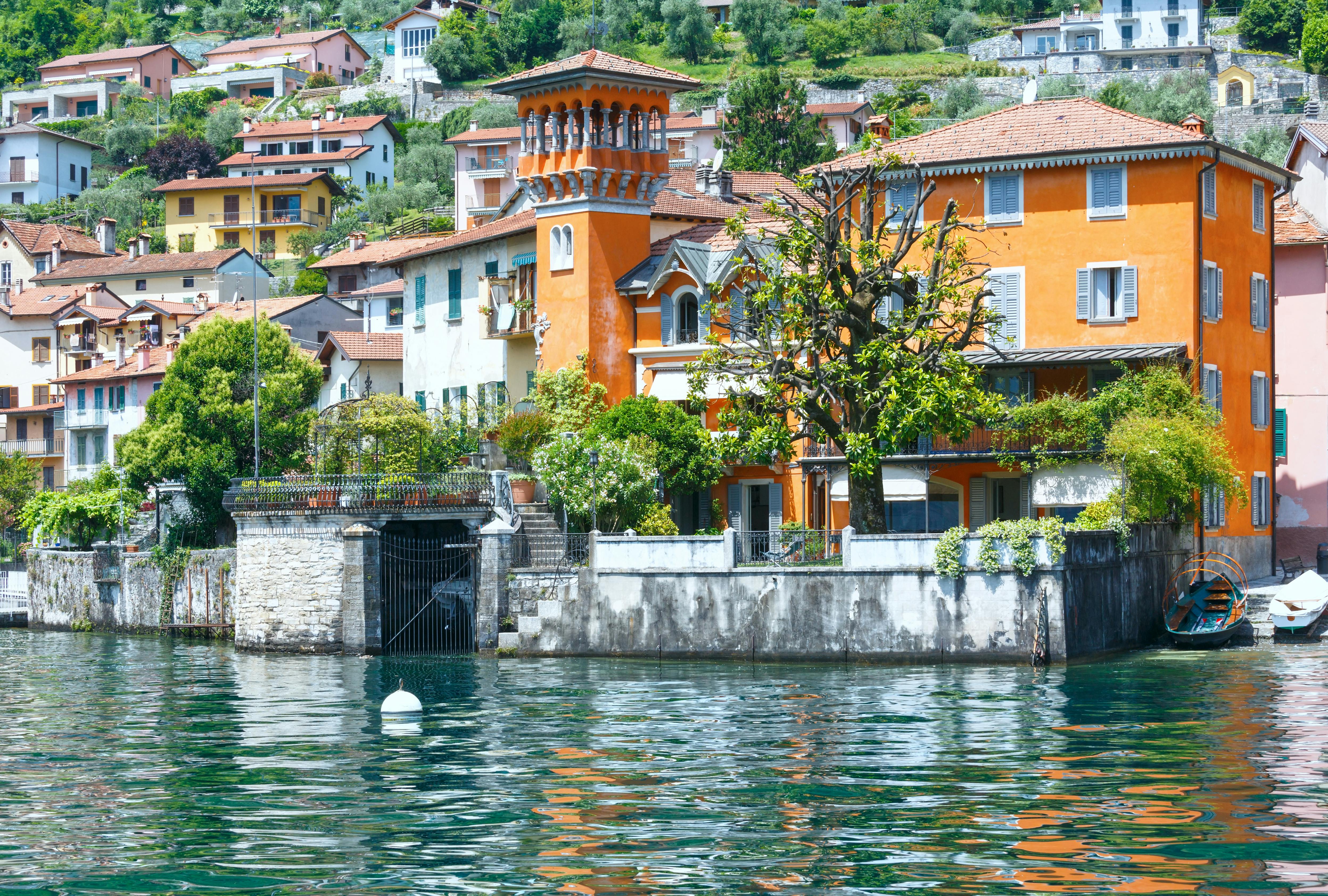 En ældre kvinde, der boede ved Comosøen i Italien, sad død ved sit spisebord i hele to år.