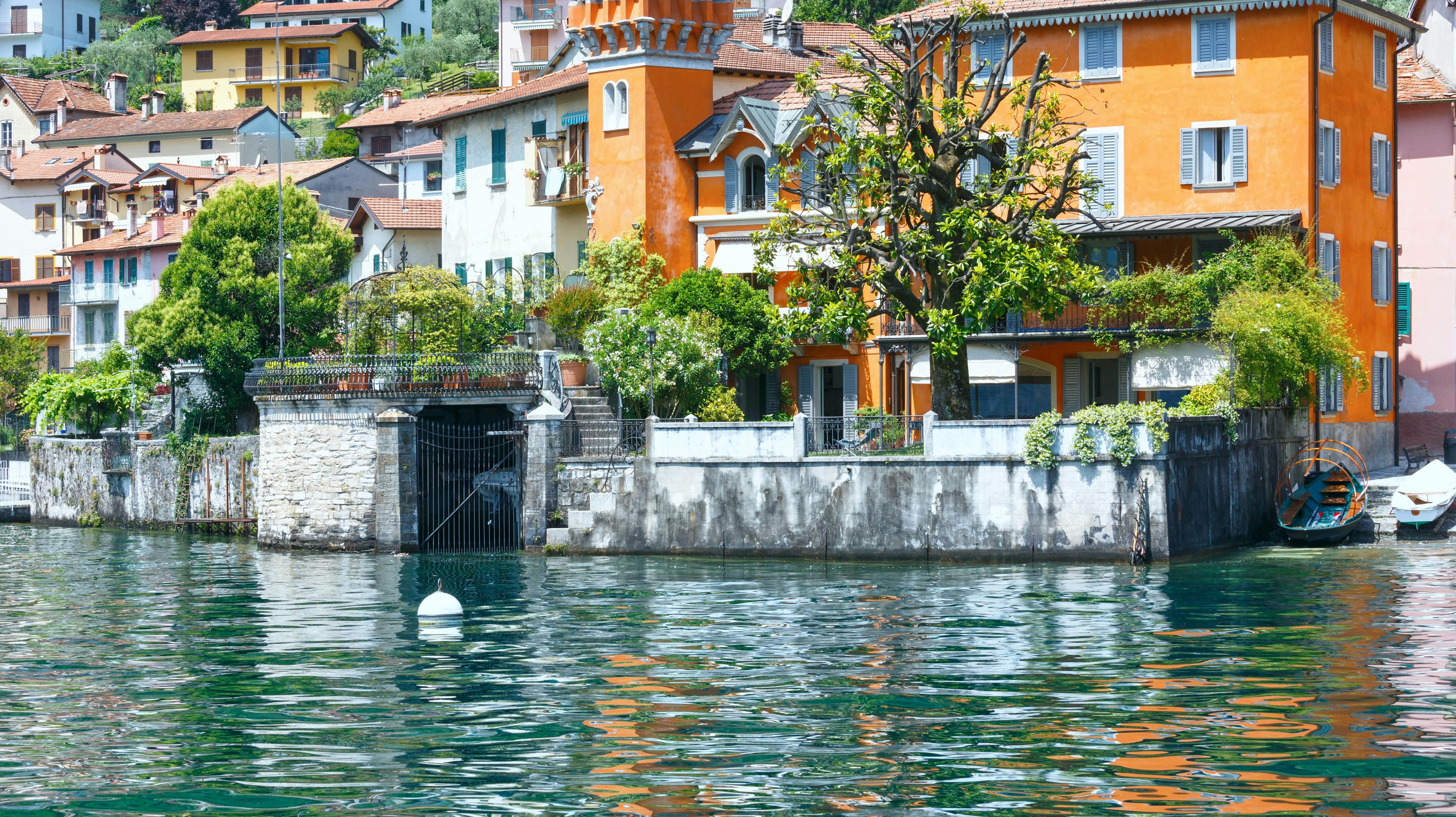 En ældre kvinde, der boede ved Comosøen i Italien, sad død ved sit spisebord i hele to år.