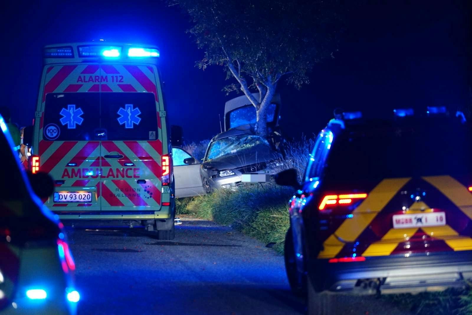 En 20-årig kvinde er blevet indlagt på Rigshospitalet i København, efter at hun påkørte et træ ved Præstø på Sydsjælland.