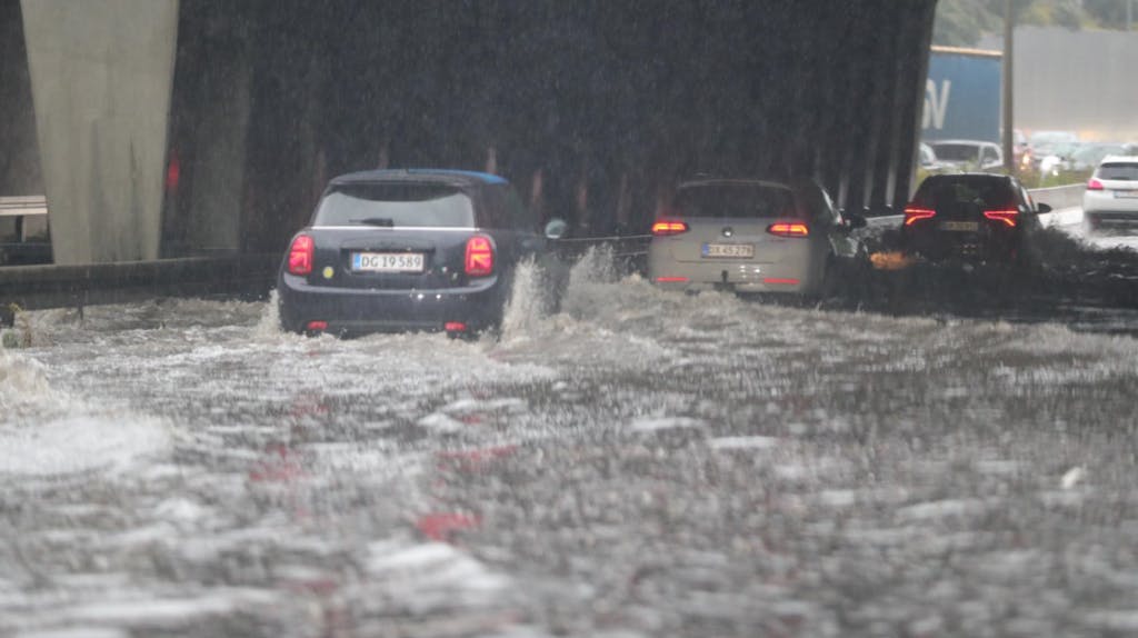 Oversvømmelser på Helsingørmotorvejen giver problemer for myldretidstrafikken mandag eftermiddag.