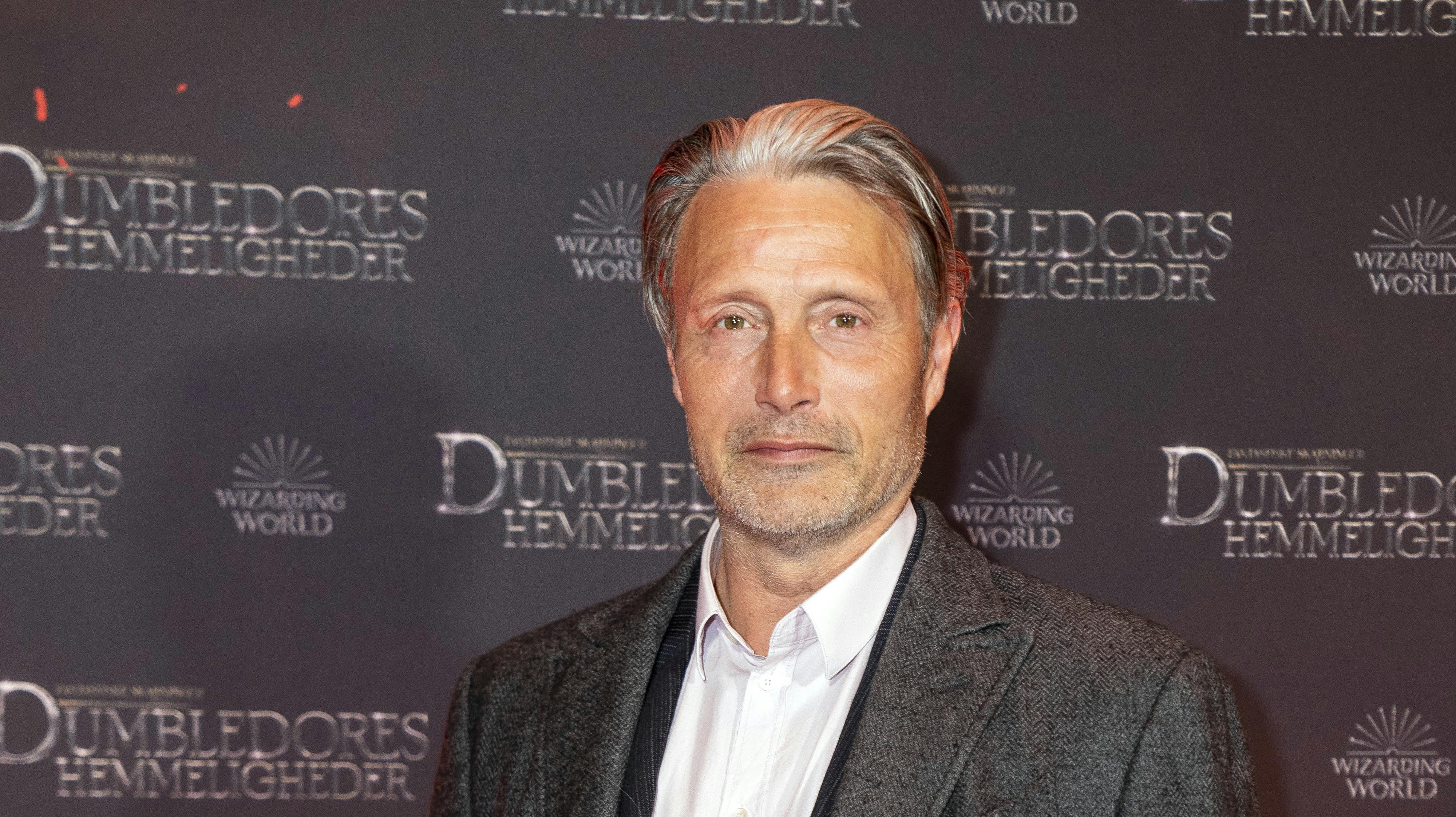 Mads Mikkelsen er aktuel i en ny kampagne for Schweiz, der forsøger at lokke turister til landet med efterårsnaturen.