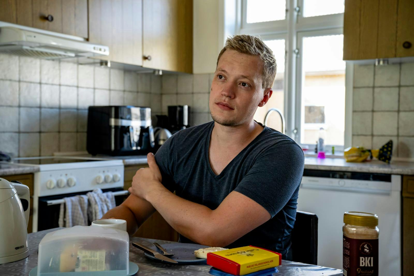 – Jeg er ikke så god til at se mig selv på fjernsynet, så jeg kigger bare ned, når jeg selv er på, fortæller den beskedne landmand Jonas Ellitsgaard Jensen.