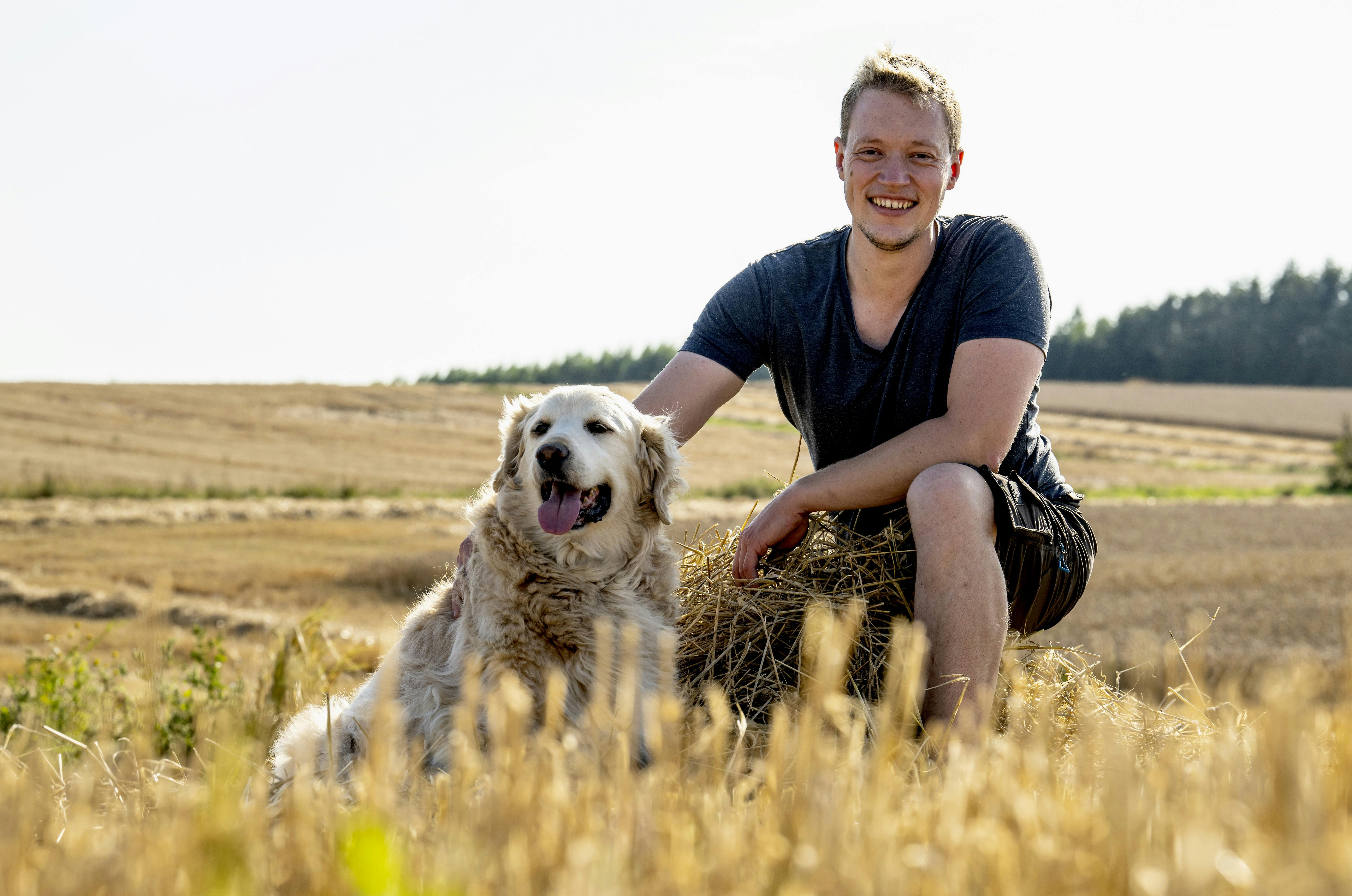 Hunden Simba har i flere år været 32-årige Jonas Ellitsgaard Jensens eneste selskab på gården, men leder han efter kvindeligt selskab.