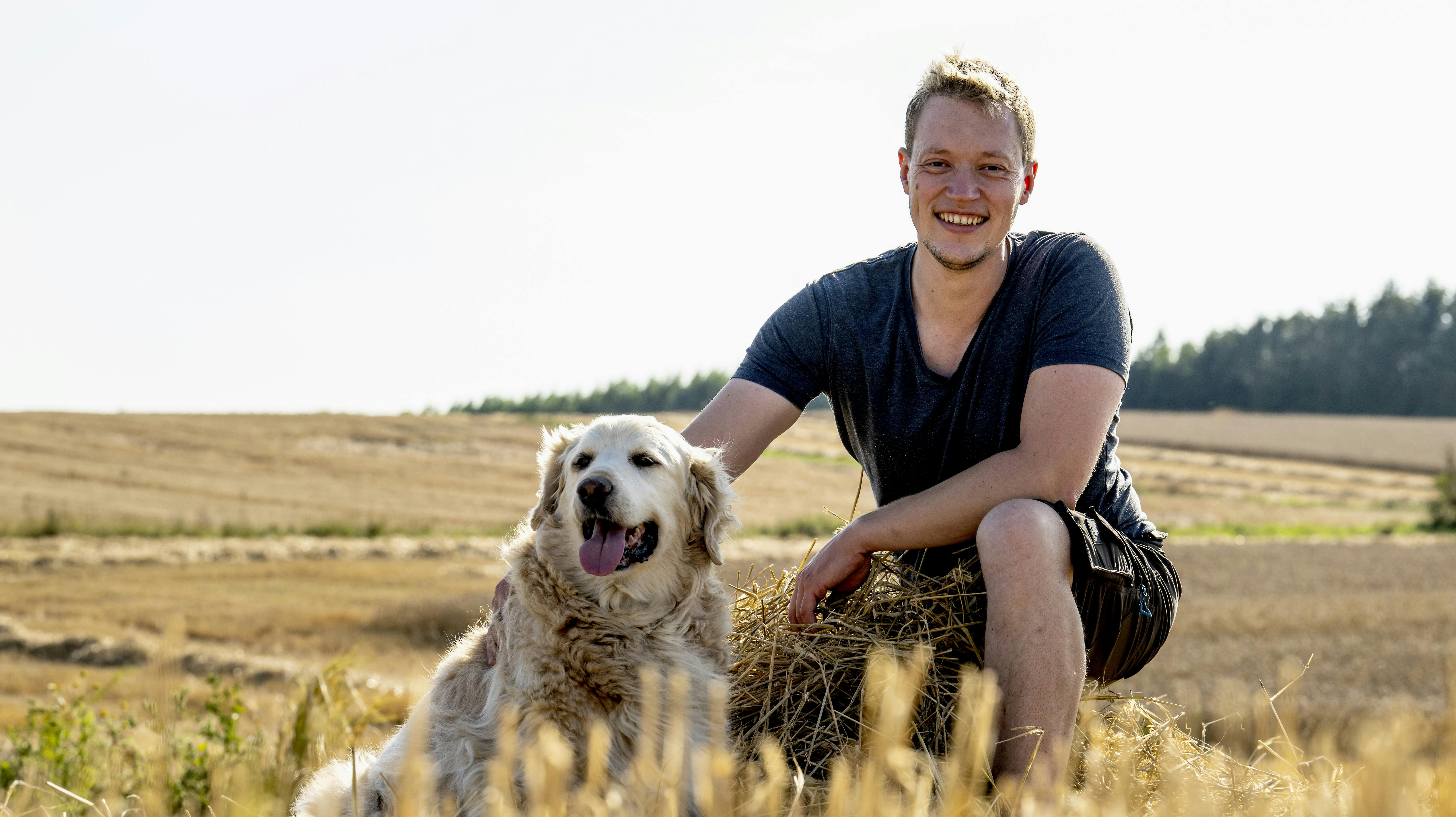 Hunden Simba har i flere år været 32-årige Jonas Ellitsgaard Jensens eneste selskab på gården, men leder han efter kvindeligt selskab.