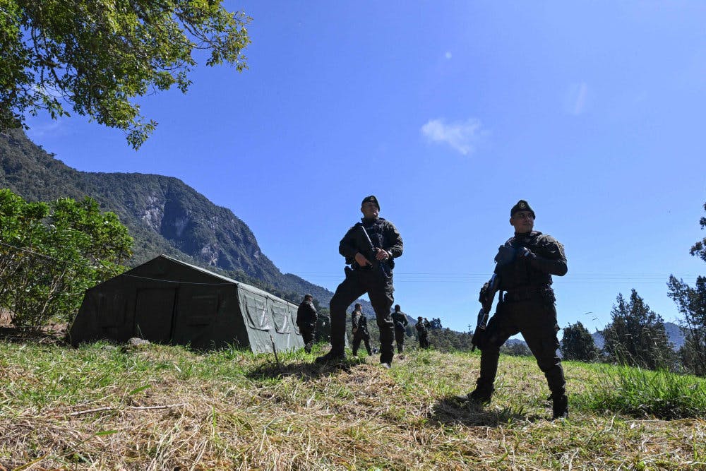 Betjente fra Colombias politis specialenhed står vagt i en naturpark uden for byen Cali, som er en af Colombias største. (Arkivfoto).&nbsp;&nbsp;