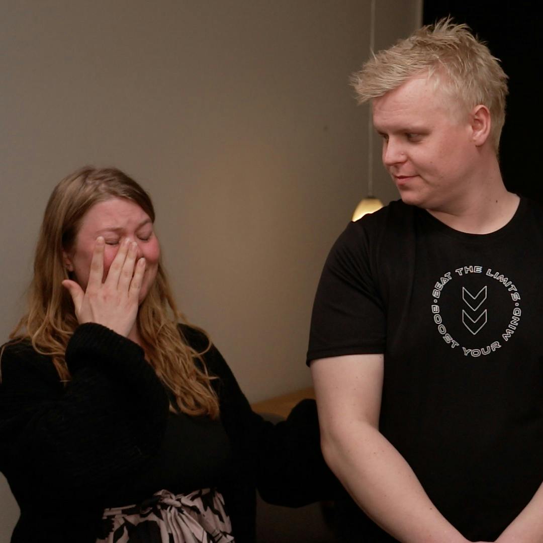 Julie venter sit og Daniels andet barn, men hun vil ikke være kærester med ham, fordi hans økonomi sejler.