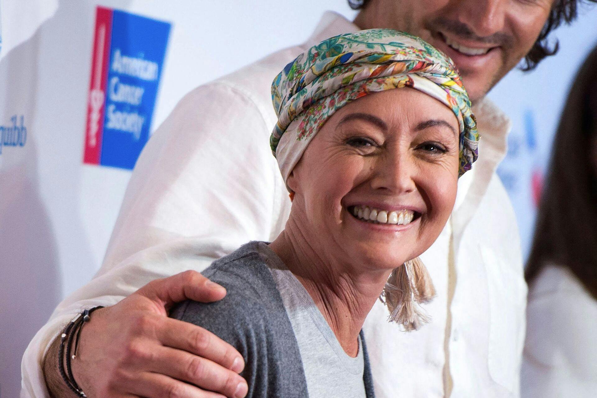 Shannen Doherty havde sin egen podcast "Let's Be Clear",  hvor hun åbent fortalte om sin sygdom. Det var i samme podcast, at hendes mor forleden fortalte om sorgen.