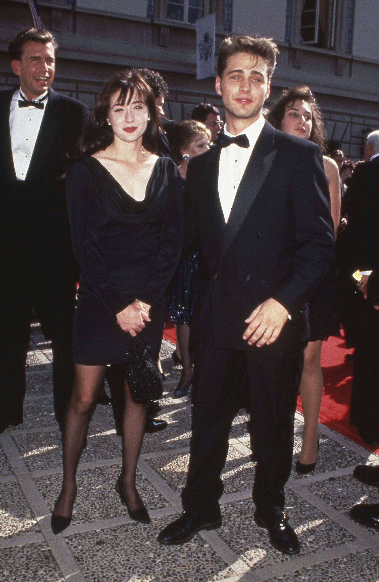 Shannen Doherty blev verdenskendt for rollen som Brenda i "Beverly Hills 90210". Her ses hun med sin tv-bror Jason Priestley til Emmy-uddelingen i 1991.