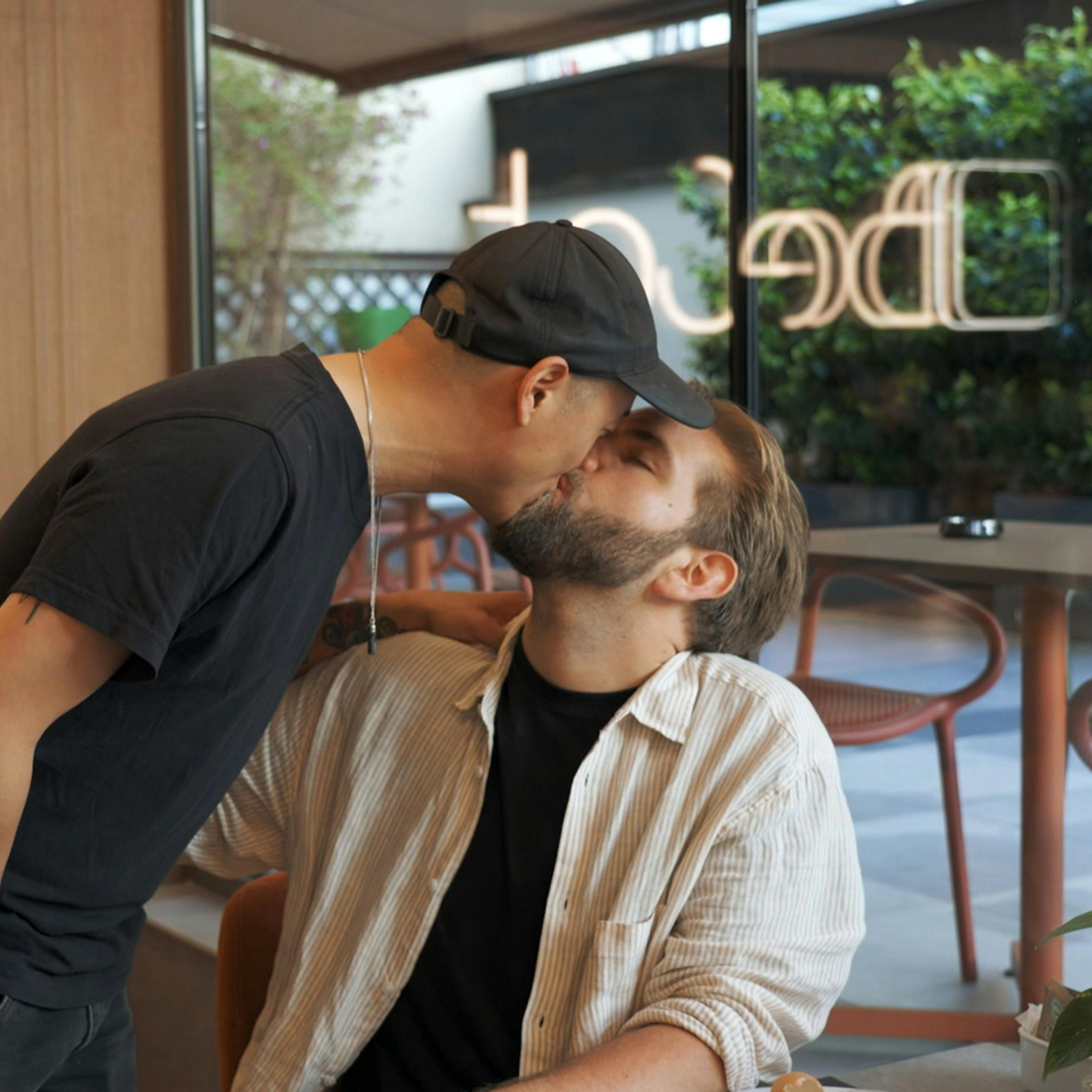 Morten og Søren har indtil nu haft et problemfrit forhold, men det ændrede sig på deres bryllupsrejse.