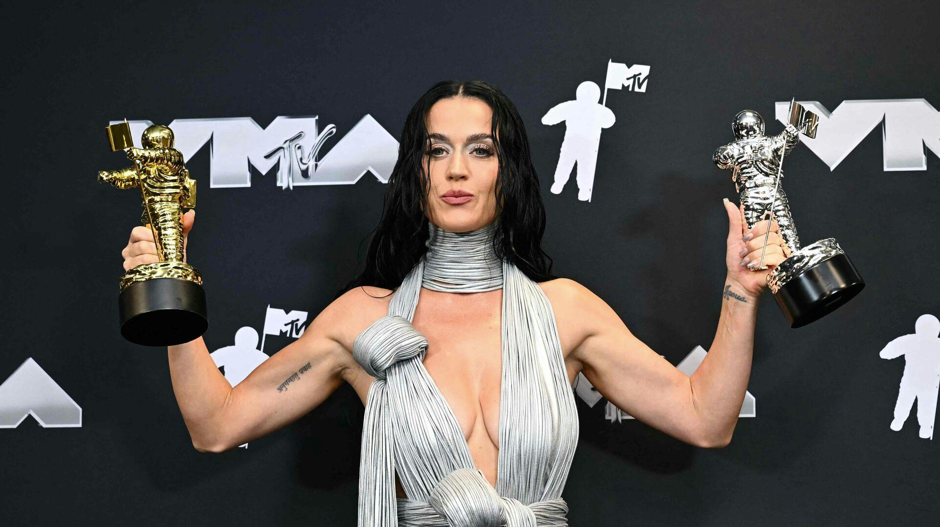 Katy Perry fylder 40 i år, og karrieren suser afsted. Det gør sexstillinger under optrædener også.