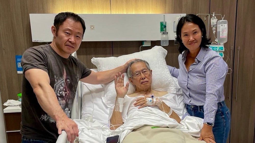 Billede, som er blevet offentliggjort af Alberto Fujimoris familie, viser ekspræsidenten i en hospitalsseng i Lima i Peru den 30. april. Han er natten til torsdag gået bort.