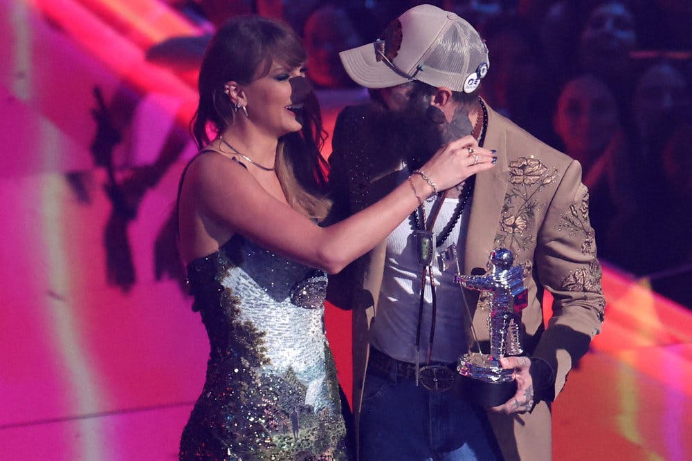 Taylor Swift (venstre) og Post Malone (højre) ses her tage imod MTV Music Awards' mest prestigefyldte pris for Årets Musikvideo.