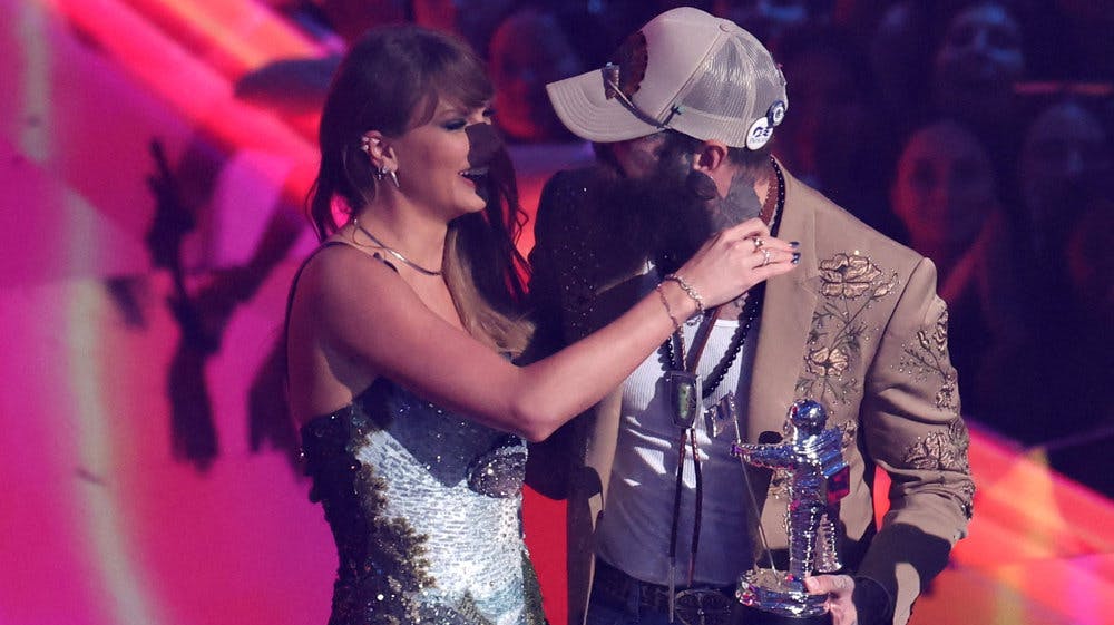 Taylor Swift (venstre) og Post Malone (højre) ses her tage imod MTV Music Awards' mest prestigefyldte pris for Årets Musikvideo.