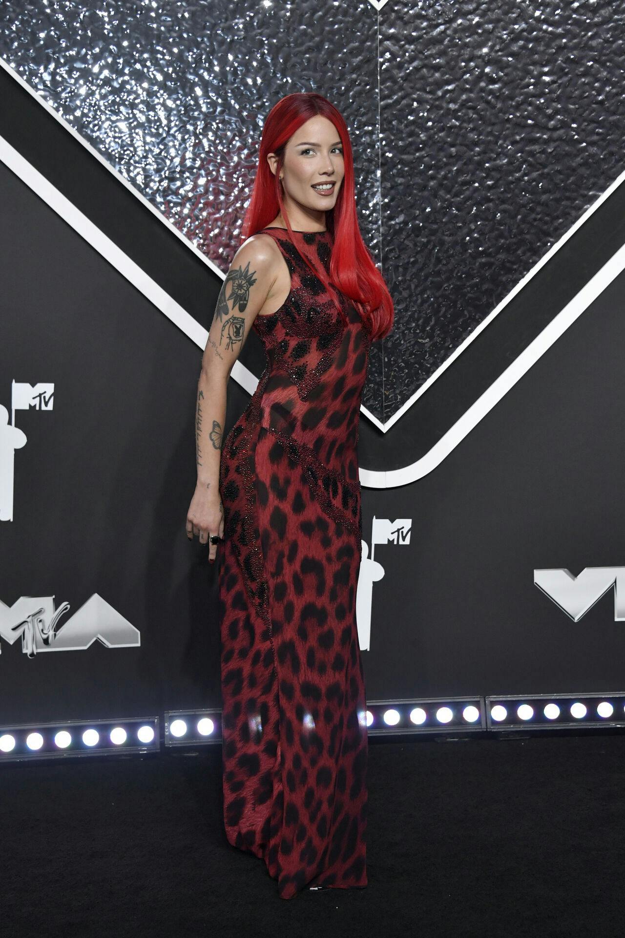 Halsey på den røde løber til onsdagens MTV Video Music Awards, hvor hun optrådte med sin seneste single, "Ego". 