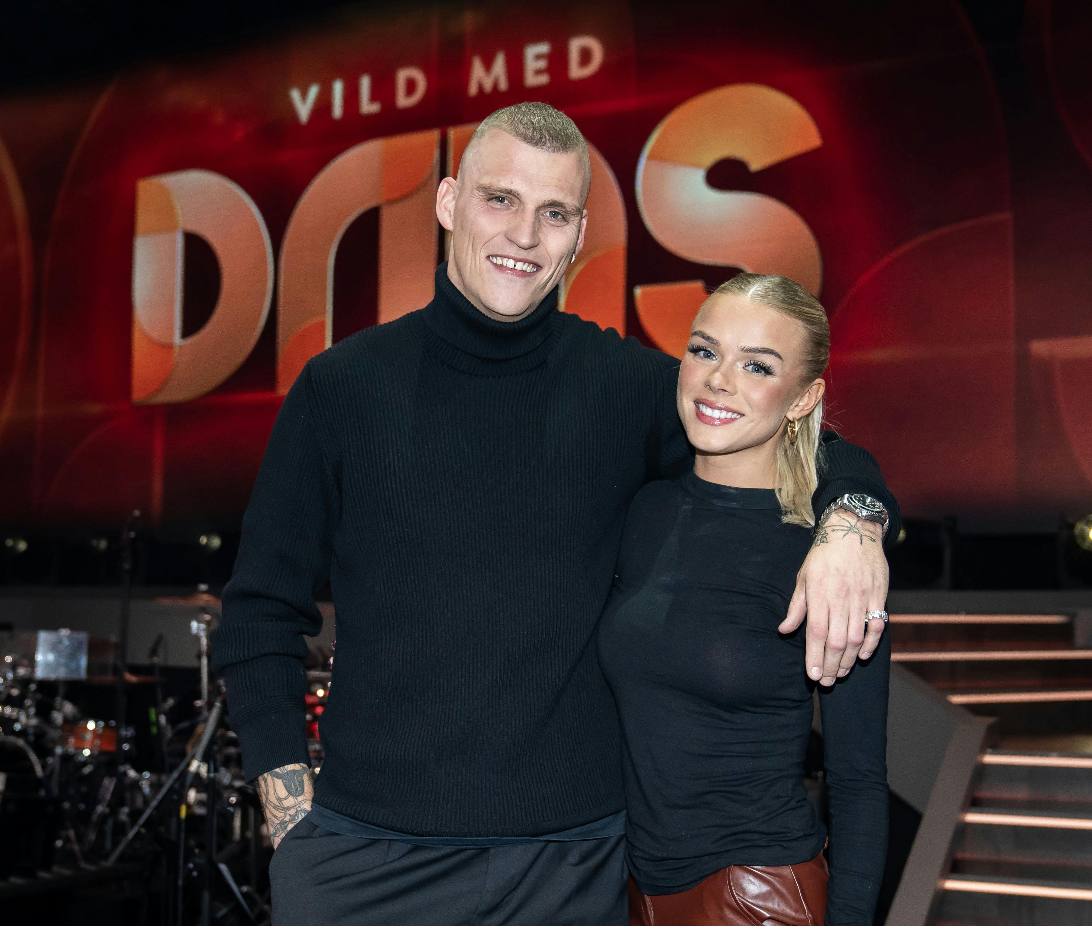 Kærligheden blomstrer mellem Sebastian Bull og Asta Björk. 