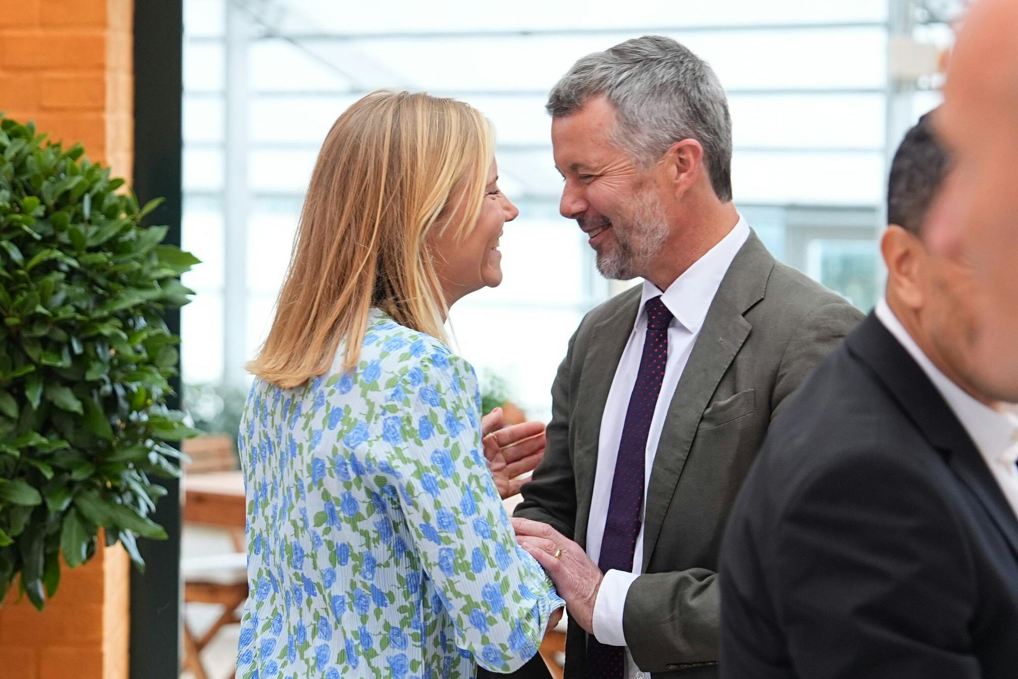 Kong Frederik og fanebærer Anne-Marie Rindom, der i Paris måtte "nøjes" med en søvlmedalje.