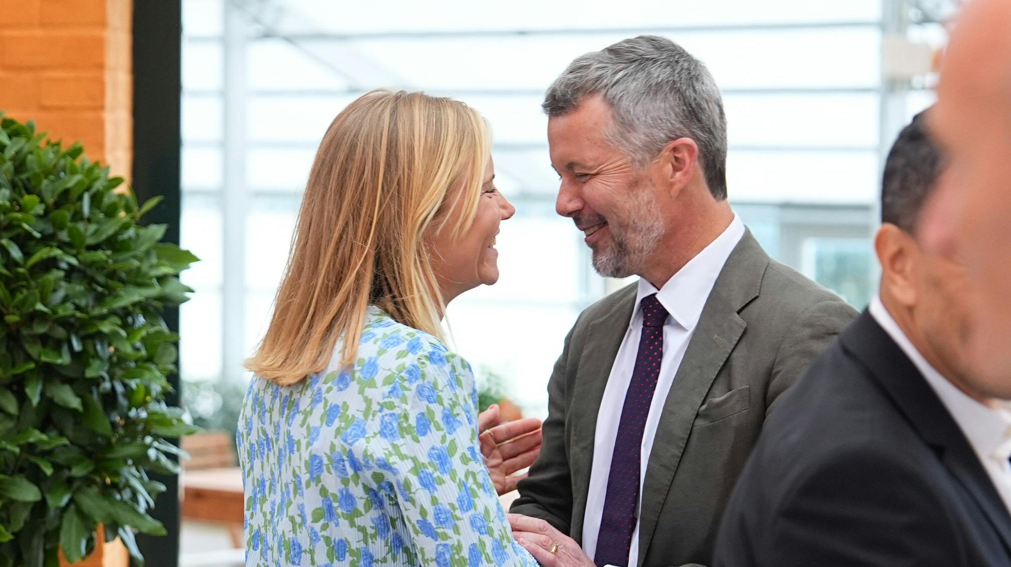 Kong Frederik og fanebærer Anne-Marie Rindom, der i Paris måtte "nøjes" med en søvlmedalje.
