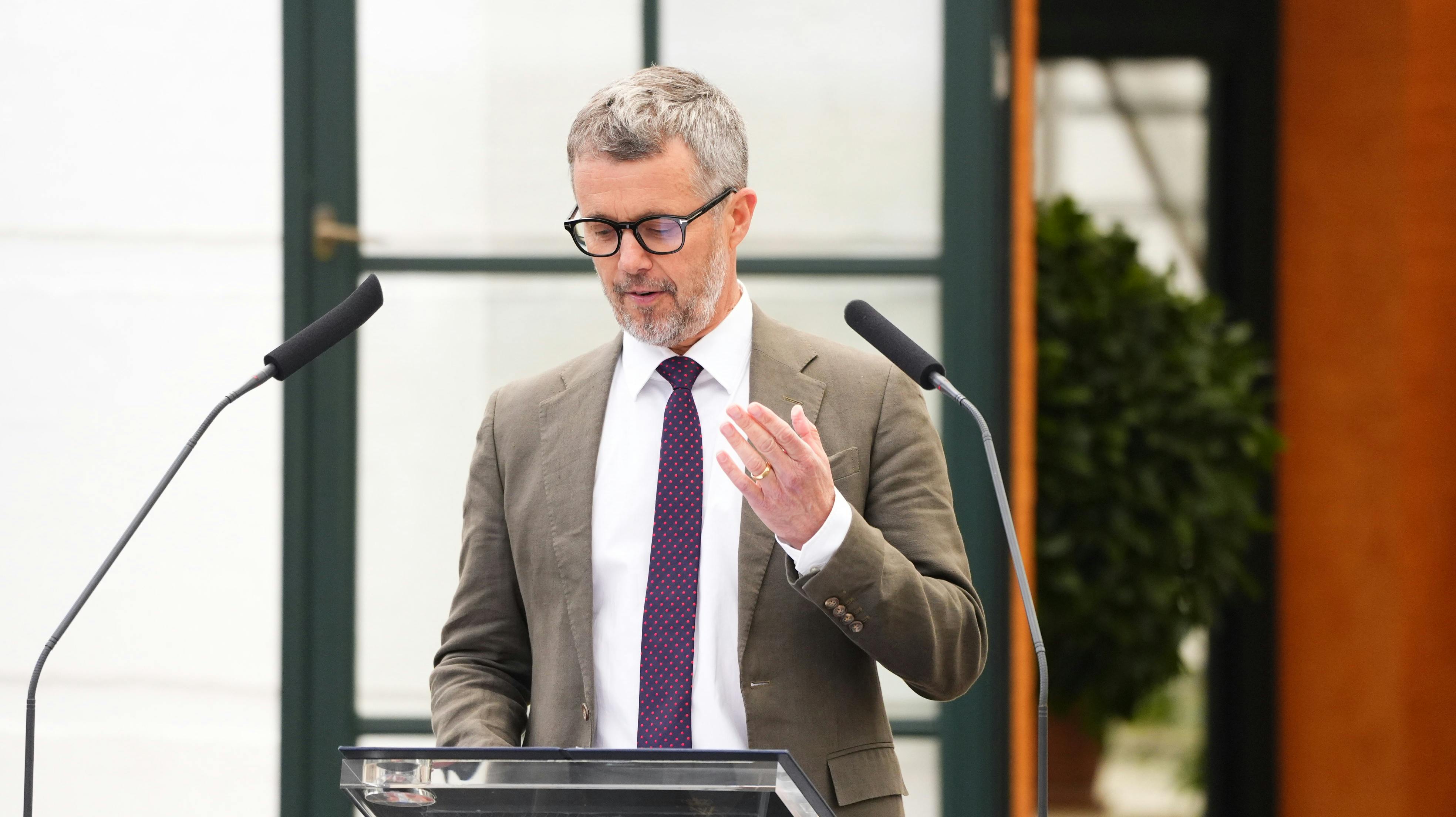 Kong Frederik fastholder aftaler