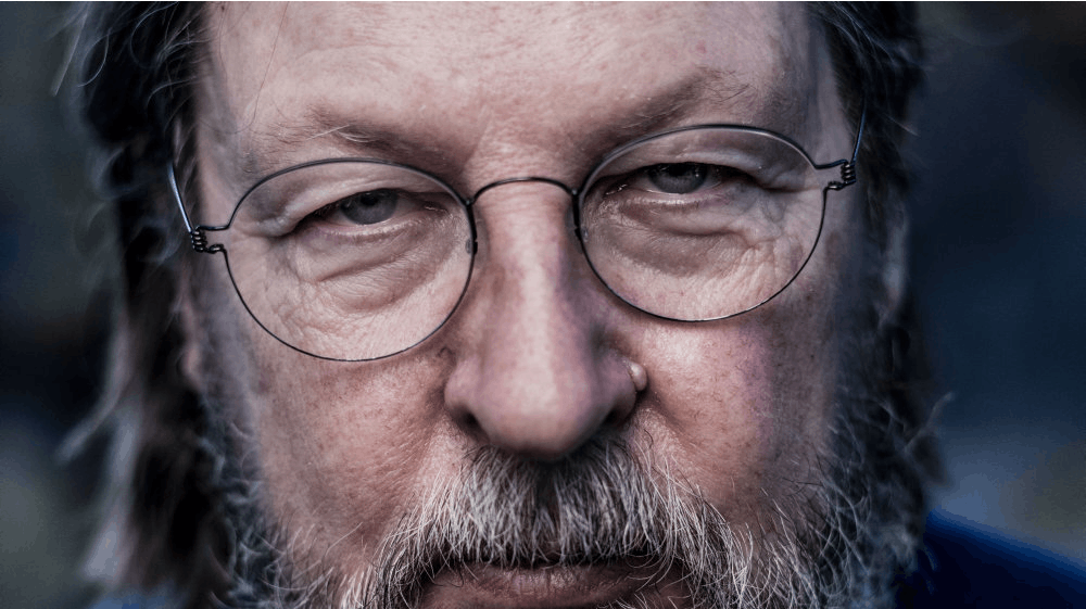 Filminstruktøren Lars von Trier er trods sin diagnose Parkinsons sygdom i gang med en ny film.