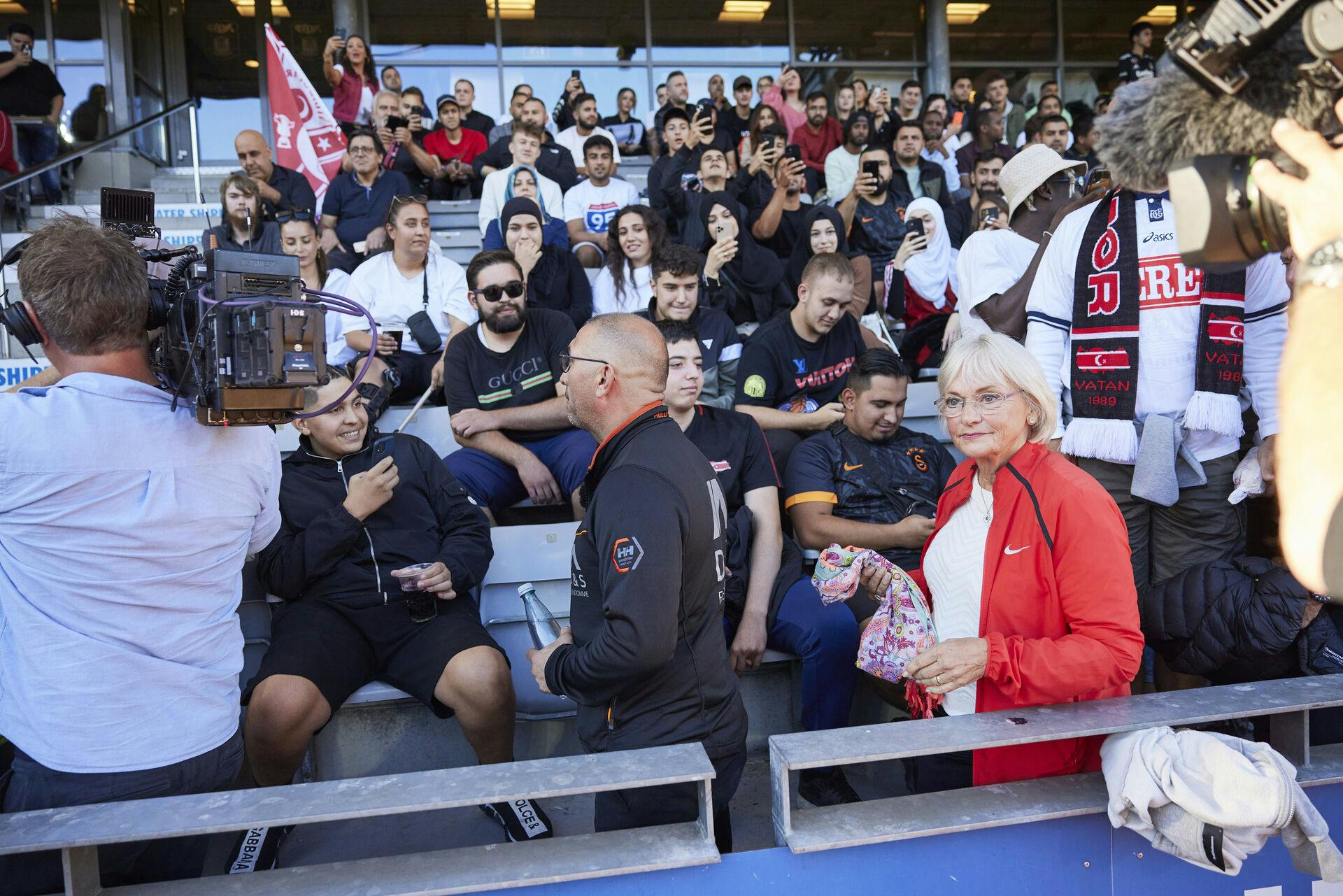 Pia Kjærsgaard besøgte Ceres Arena efter hendes kritik af, at der blev solgt kebab til tilskuerne.