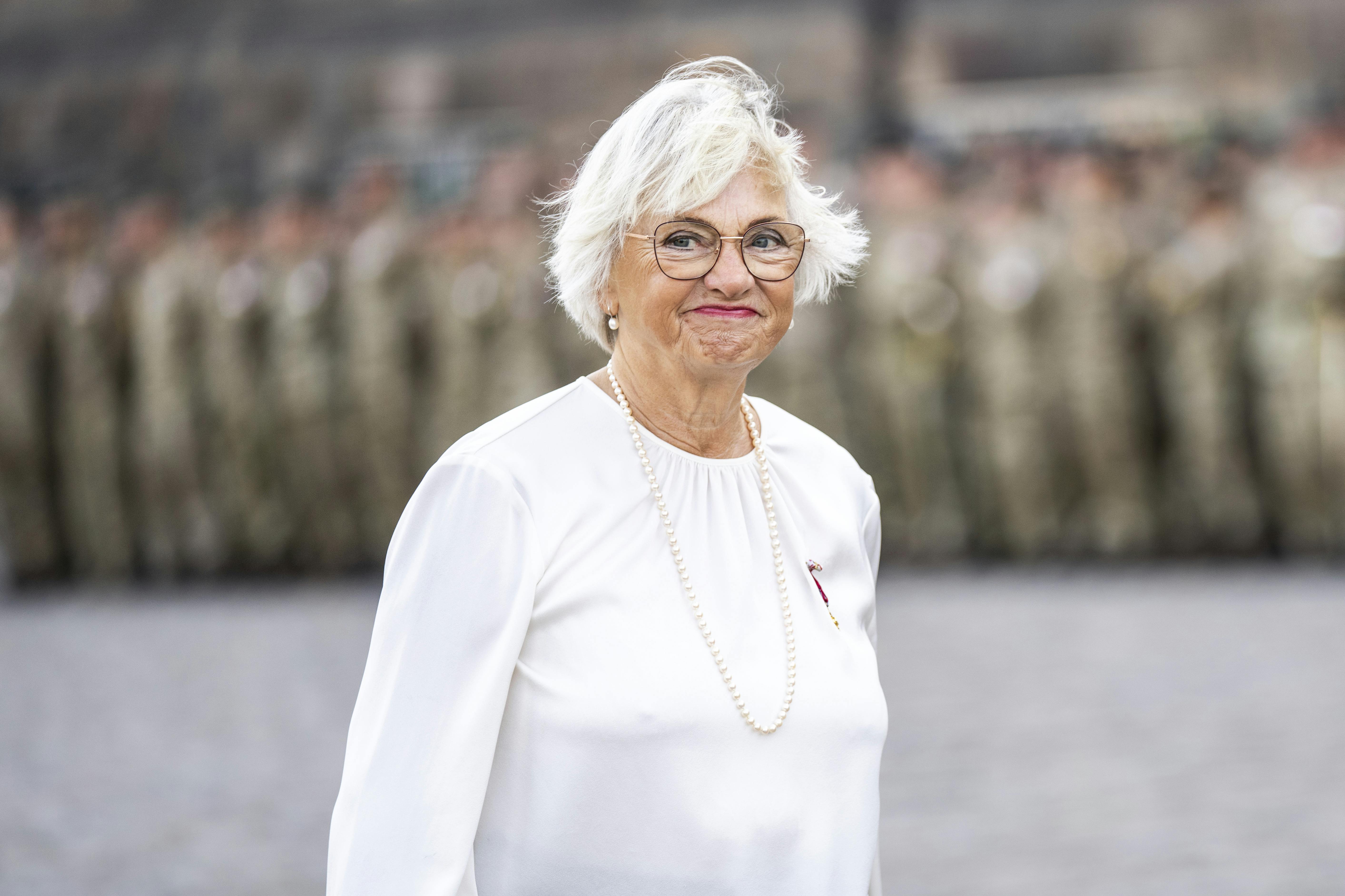 Pia Kjærsgaard (DF) ankommer til parade under flagdagen for Danmarks udsendte på Christiansborg Slotsplads i København, torsdag den 5. september 2024.. (Foto: Ida Marie Odgaard/Ritzau Scanpix)