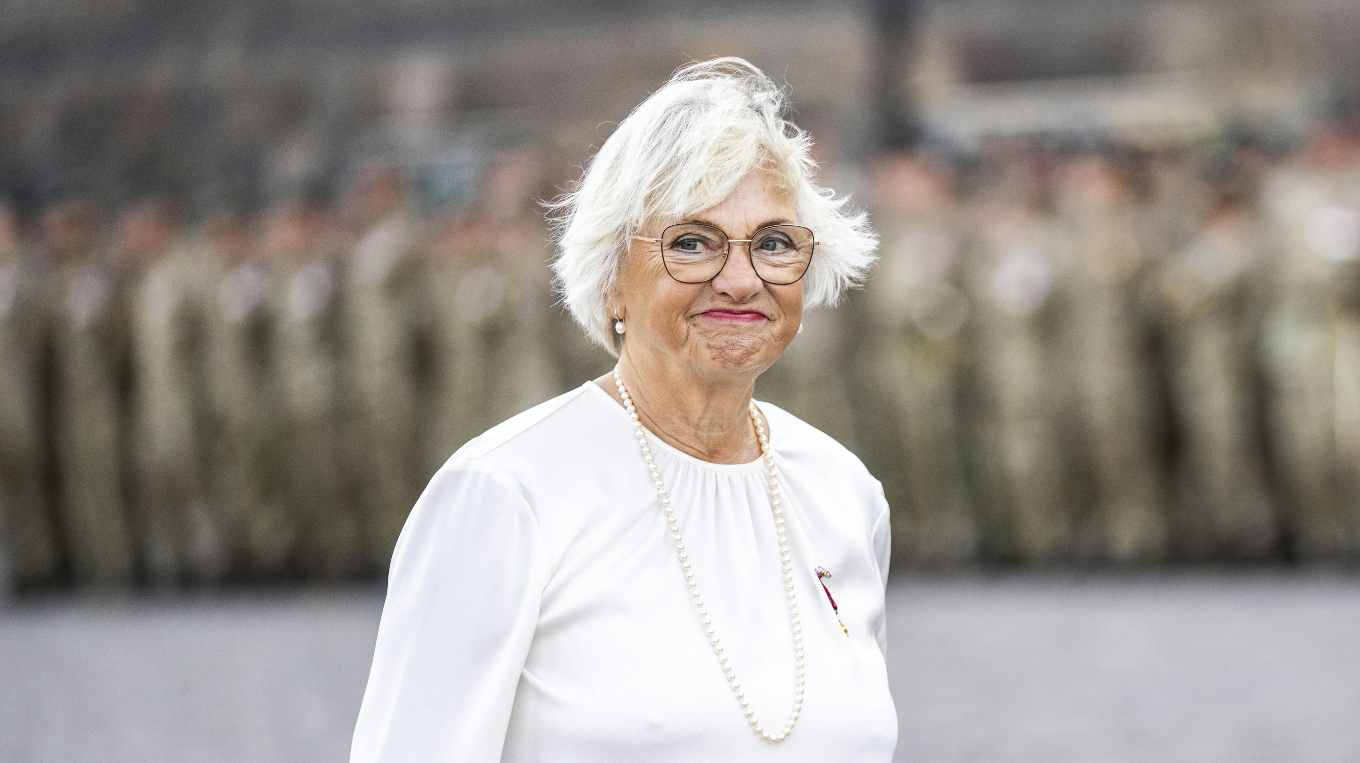 Pia Kjærsgaard (DF) ankommer til parade under flagdagen for Danmarks udsendte på Christiansborg Slotsplads i København, torsdag den 5. september 2024.. (Foto: Ida Marie Odgaard/Ritzau Scanpix)