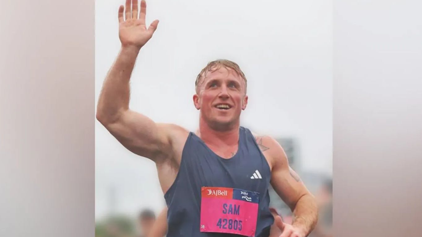 En frygtelig tragedie indtraf søndag, da en ung britisk mand kollapsede og døde under det løb, han deltog i for at hylde sin afdøde søster.