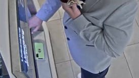 Politiet efterlyser denne mand, som de mener står bag svindel mod ældre.