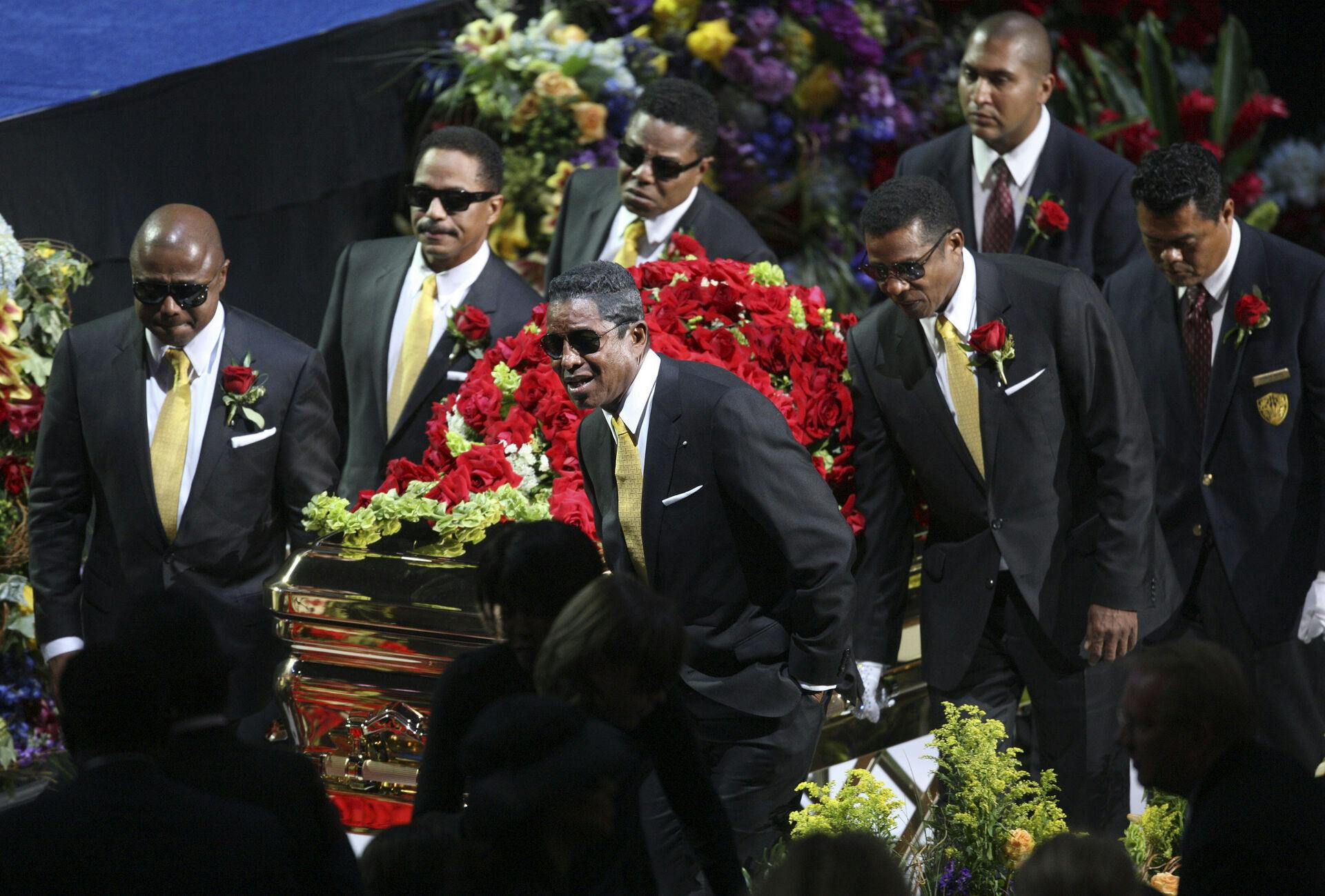 Jackson-søskende Randy, Marlon, Tito, Jermaine og Jackie bar kisten med Michael Jackson under mindeceremonien 7. juli 2009 i Staples Center i Los Angeles. 