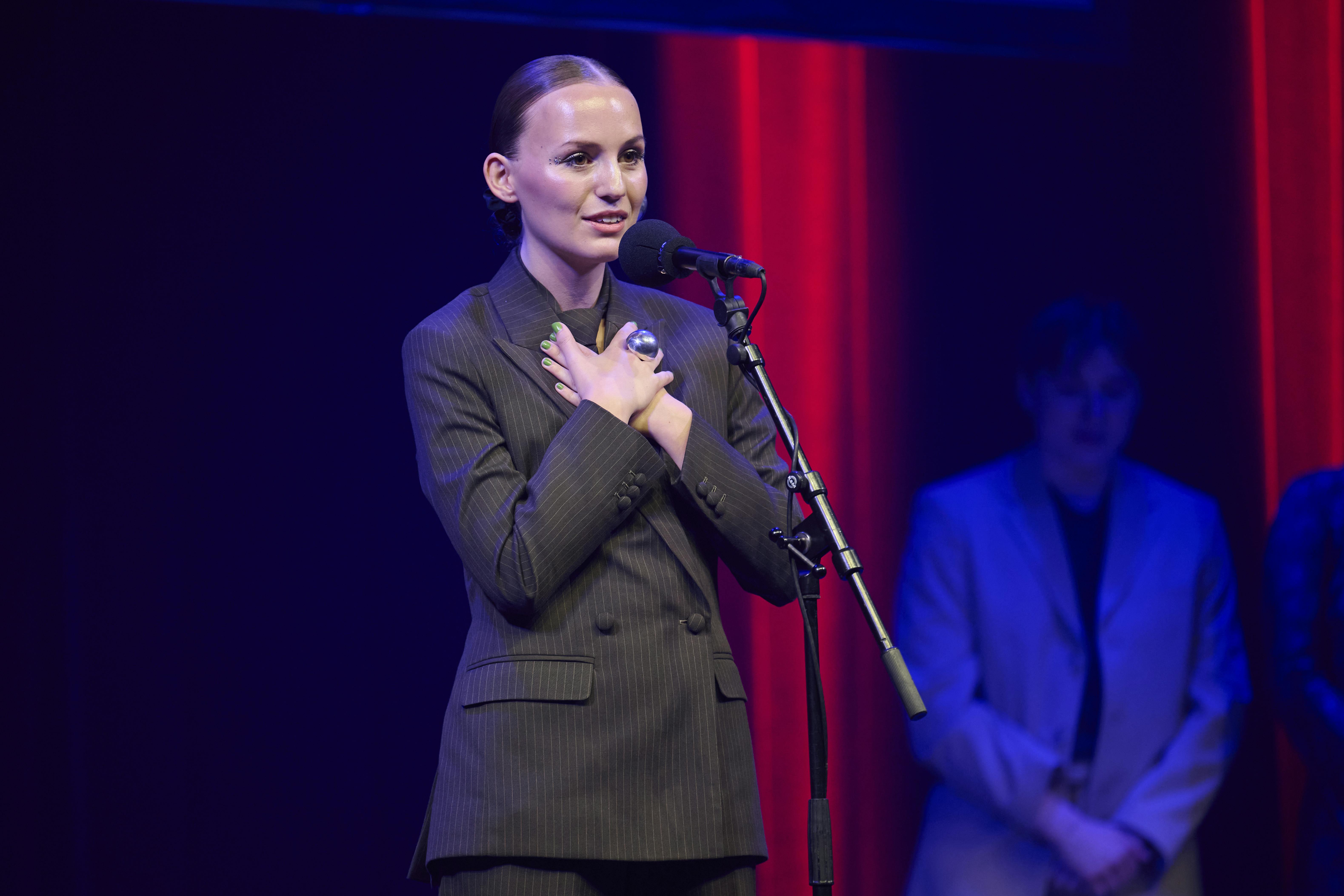 Opgavebeskrivelse: Lauritzenprisen 2024Sted: Folketeatret, KøbenhavnFotograf: Lars H. LaursenJournalist: Alexander Borch Nielsen og Ulrik UlriksenOptagelsedato: 2024.09.15