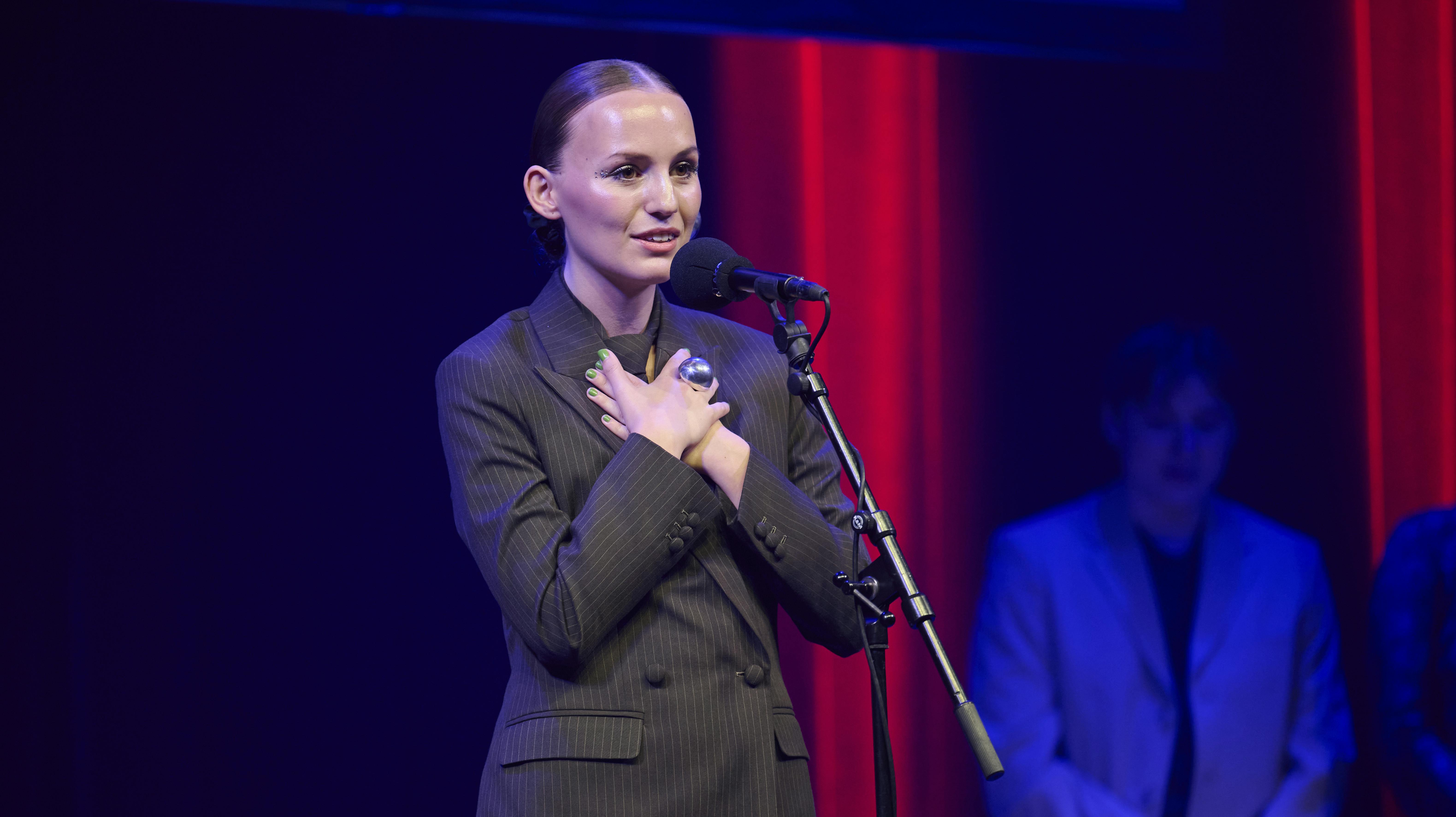 Opgavebeskrivelse: Lauritzenprisen 2024Sted: Folketeatret, KøbenhavnFotograf: Lars H. LaursenJournalist: Alexander Borch Nielsen og Ulrik UlriksenOptagelsedato: 2024.09.15