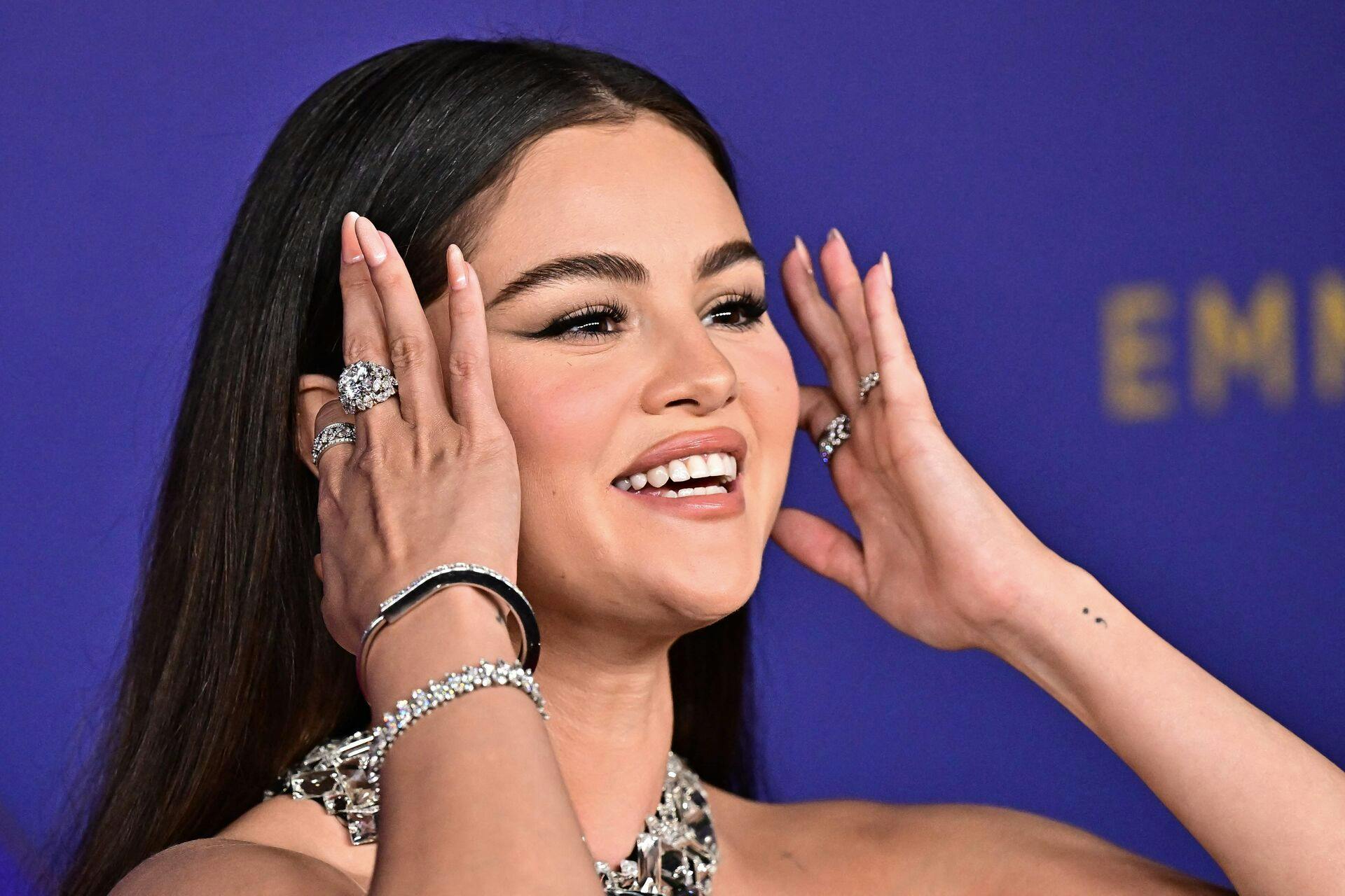 Selena Gomez mødte op til Emmy Awards 2024 med en ring på ringfingeren. Og det har fået pustet ild til rygterne om, at hun og Benny Blanco er blevet forlovet.