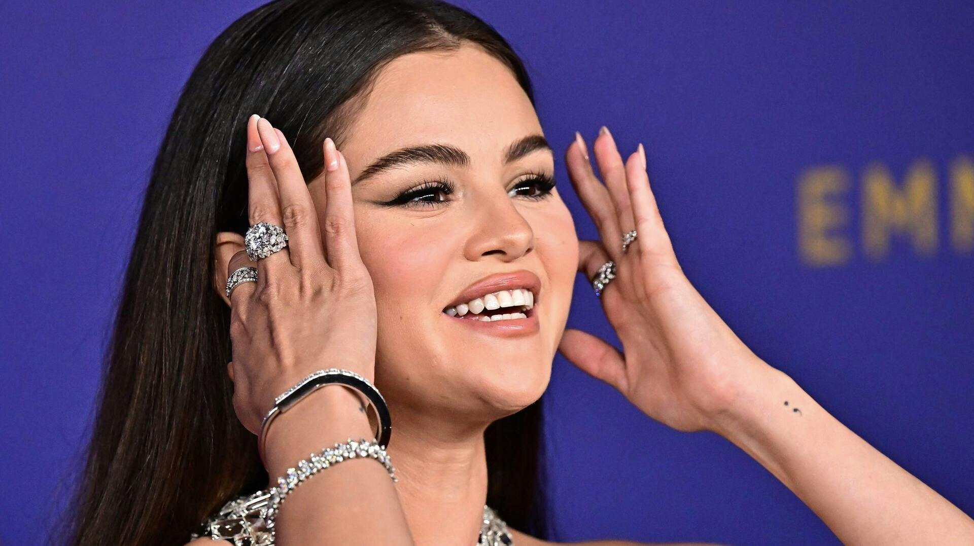 Selena Gomez mødte op til Emmy Awards 2024 med en ring på ringfingeren. Og det har fået pustet ild til rygterne om, at hun og Benny Blanco er blevet forlovet.