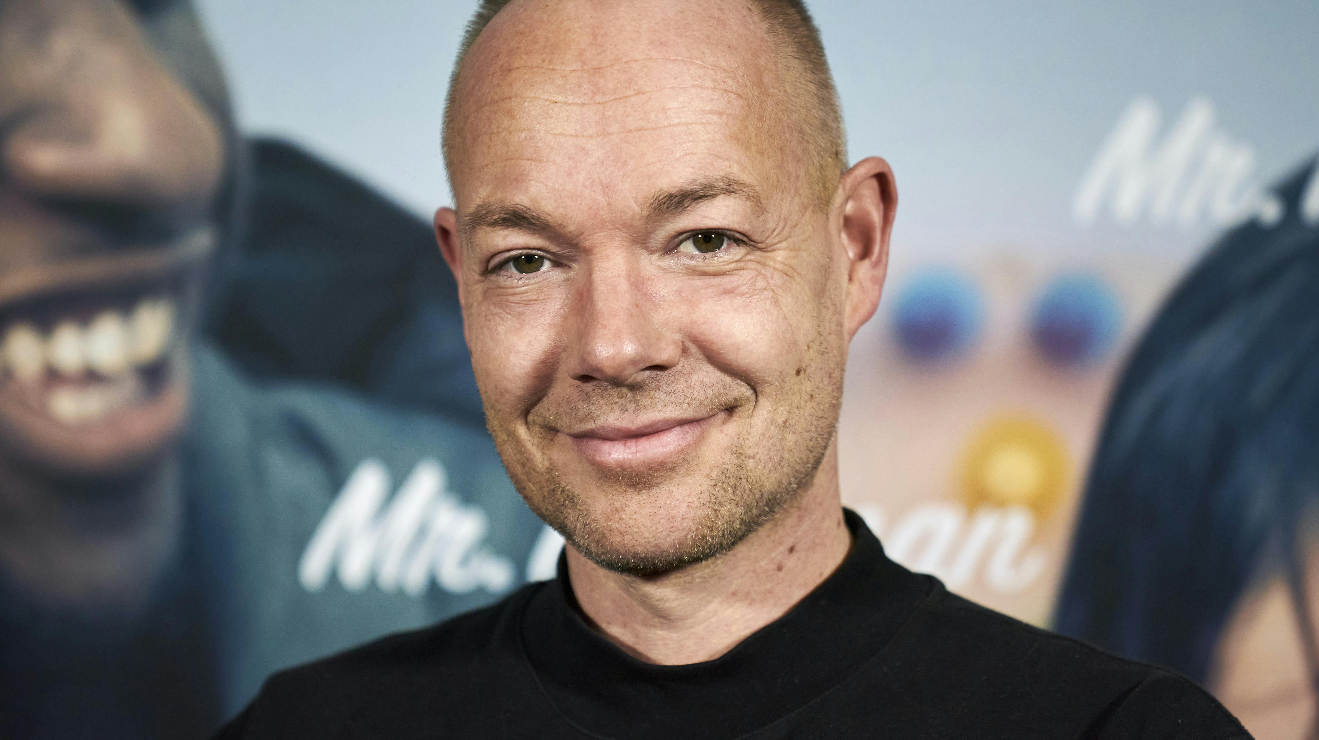 Lasse Spangenberg designer kjoler, og han har gjort det siden 2001 i sin egen virksomhed.